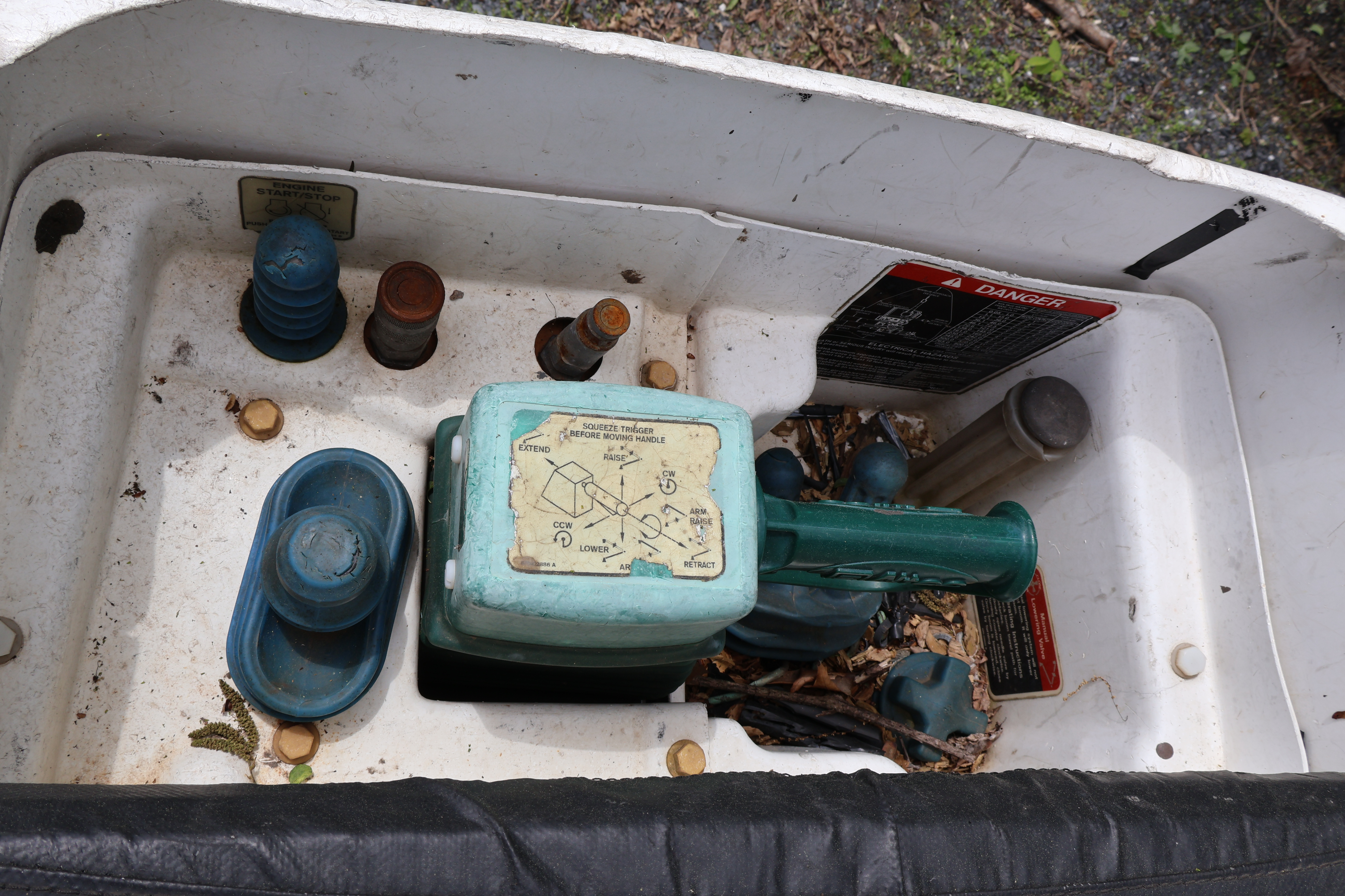 2012 FORD F-550 - Image 24