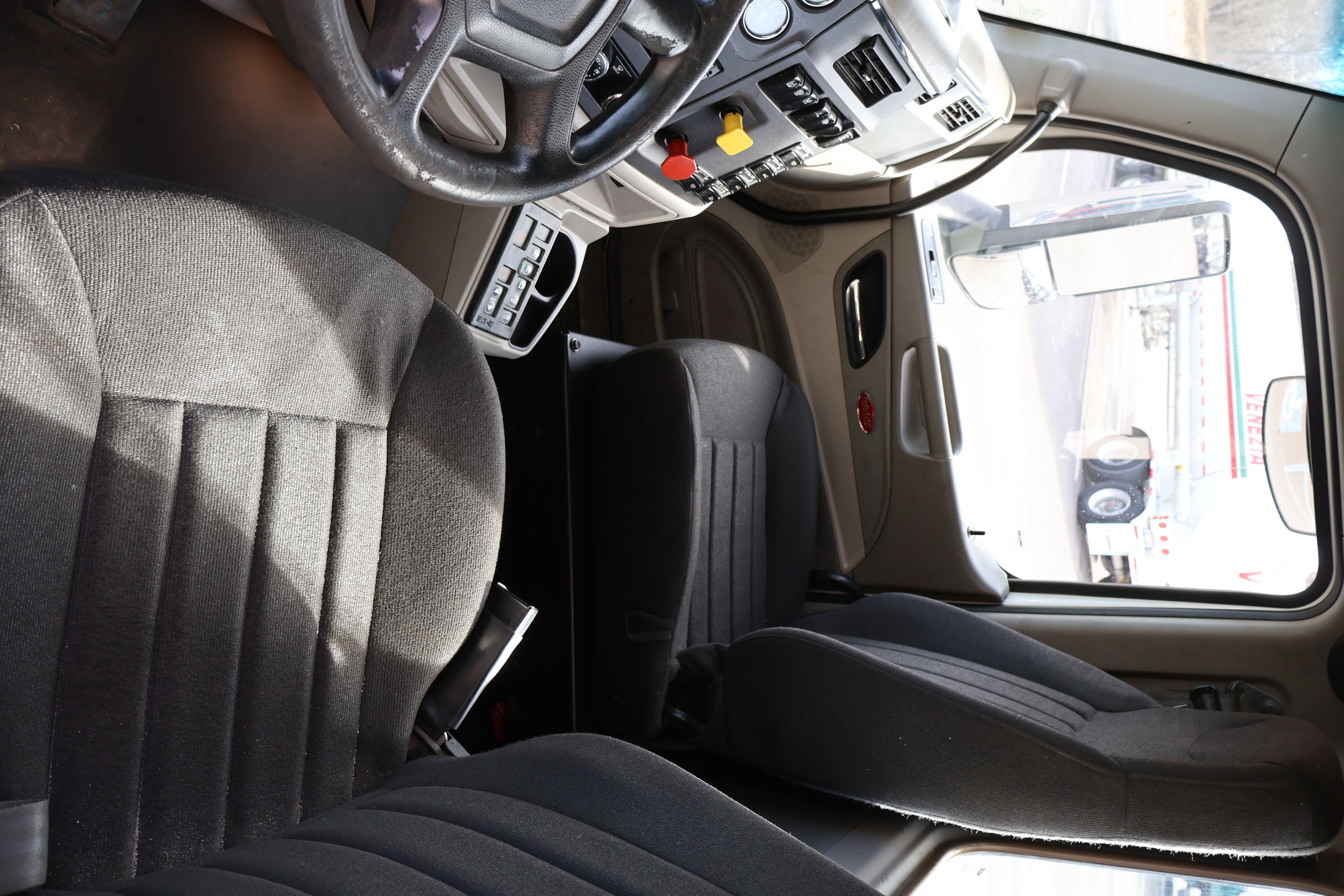 2018 PETERBILT 579 - Image 19