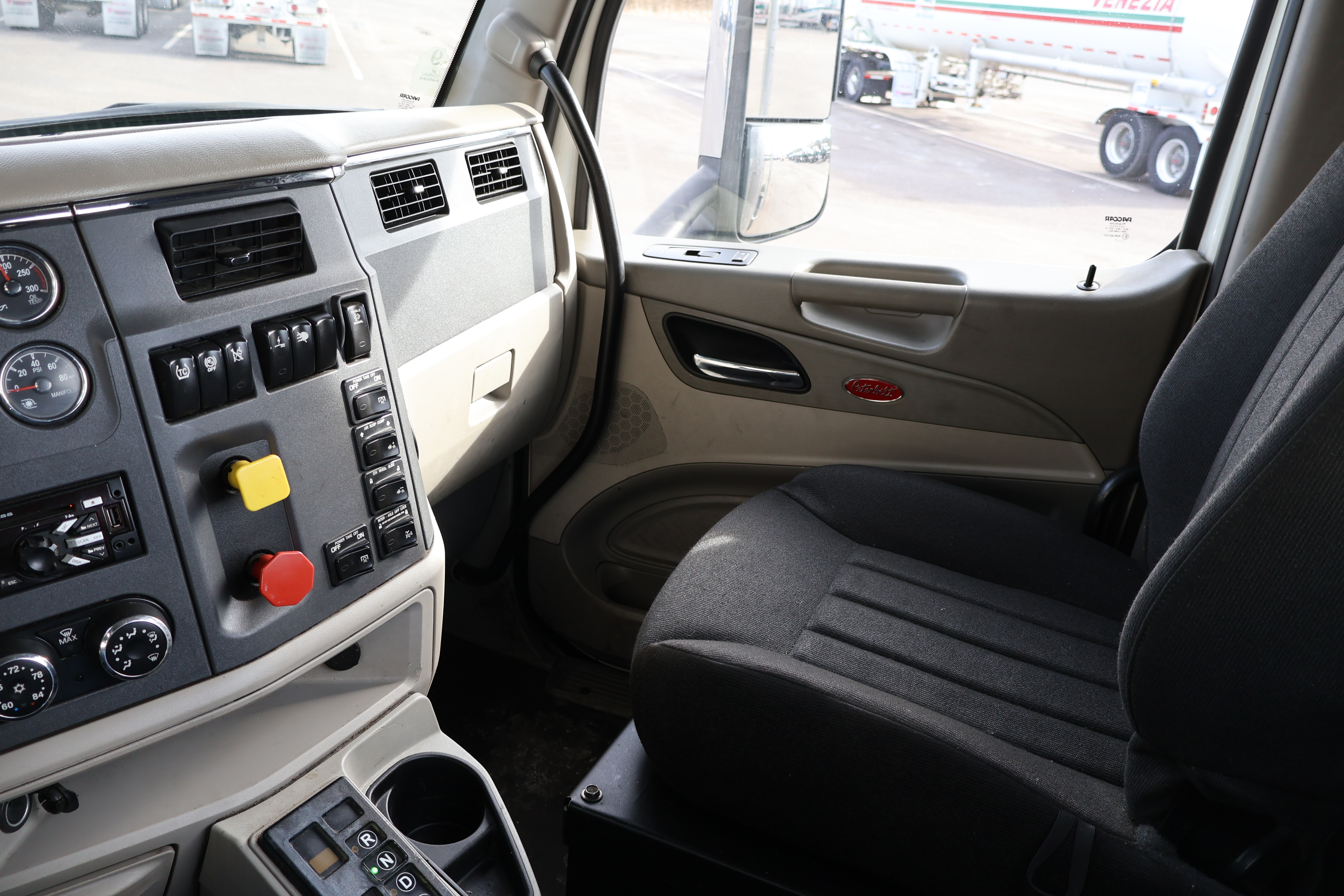 2018 PETERBILT 579 - Image 26