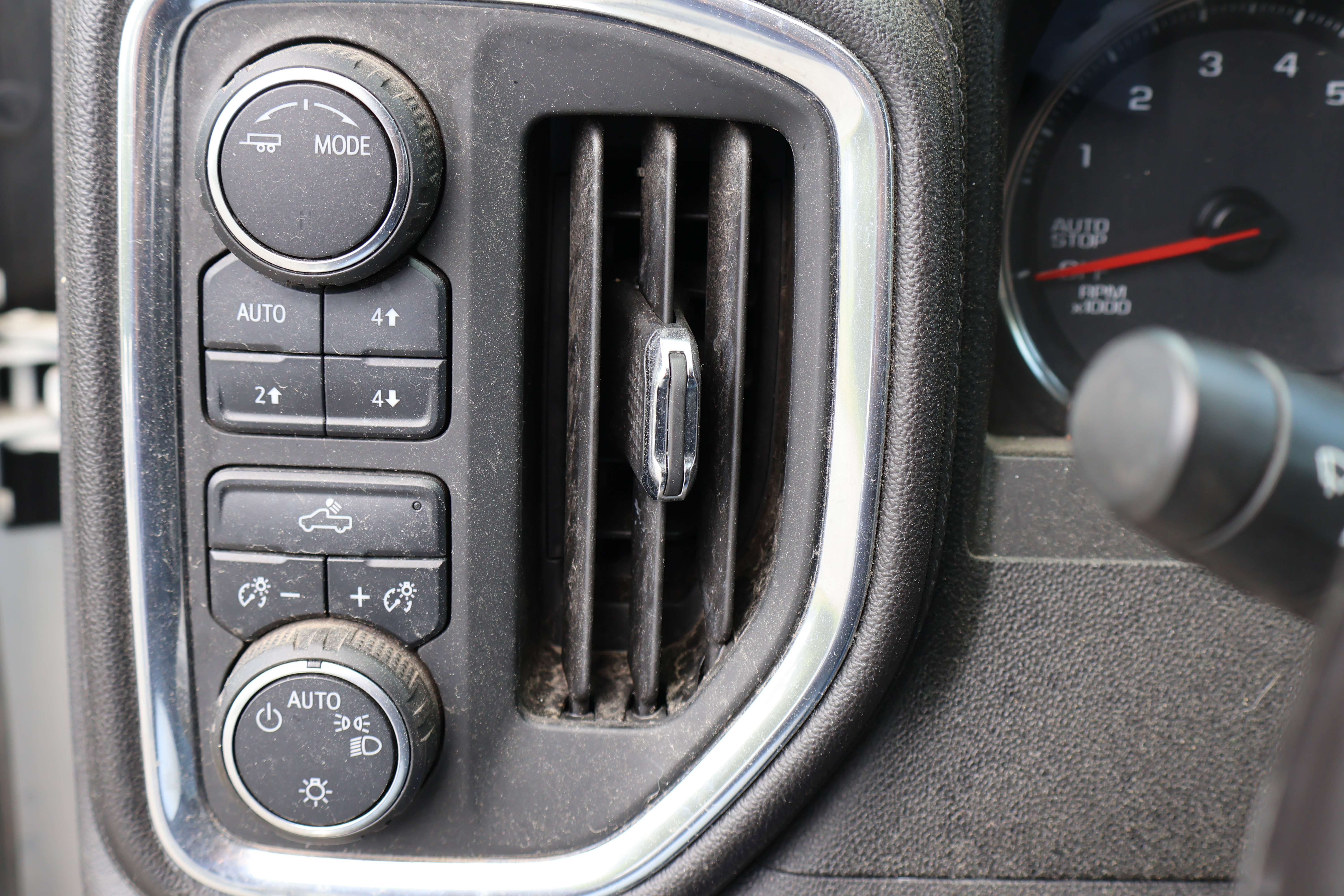 2020 CHEVROLET Silverado - Image 18