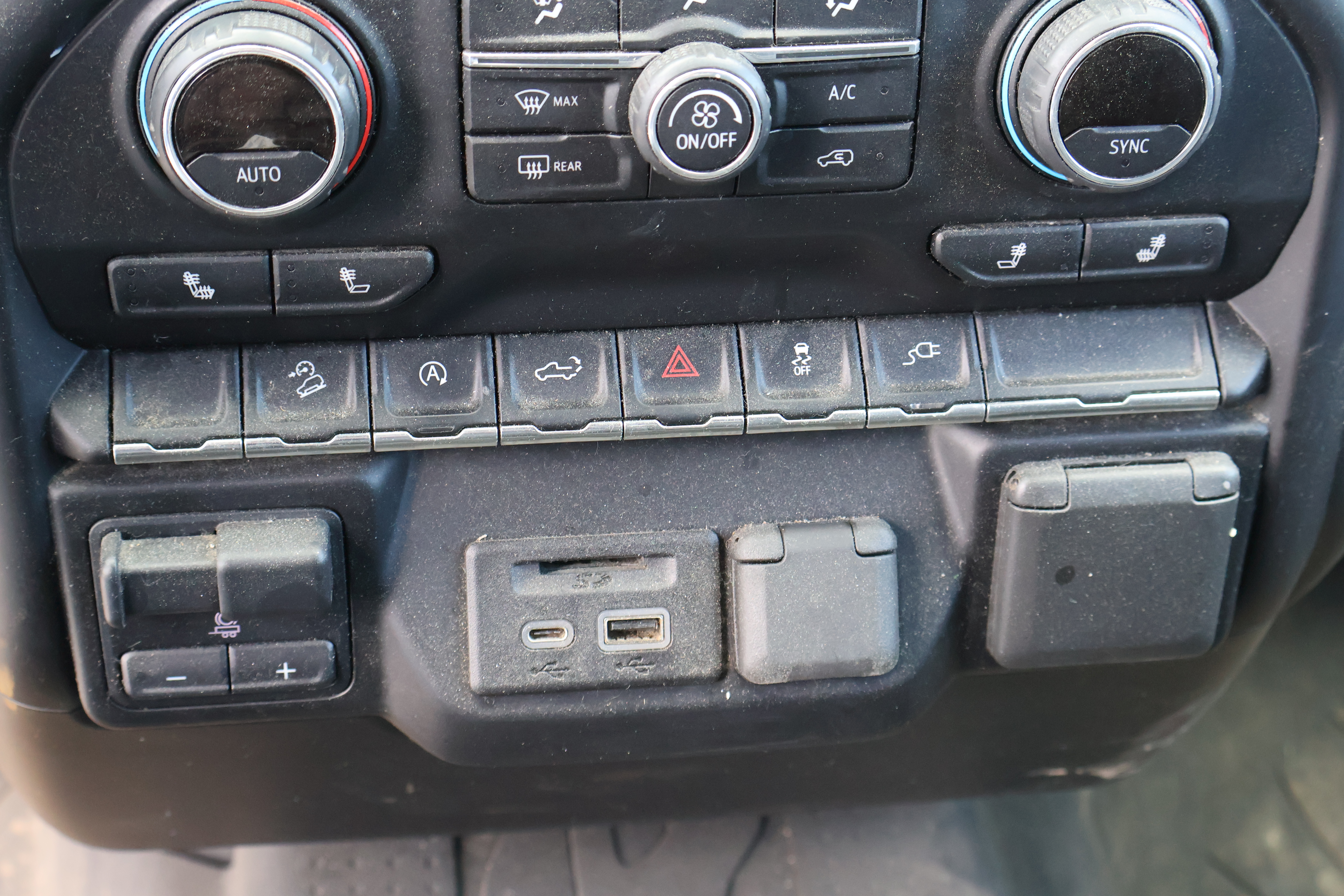 2020 CHEVROLET Silverado - view 19 of 28