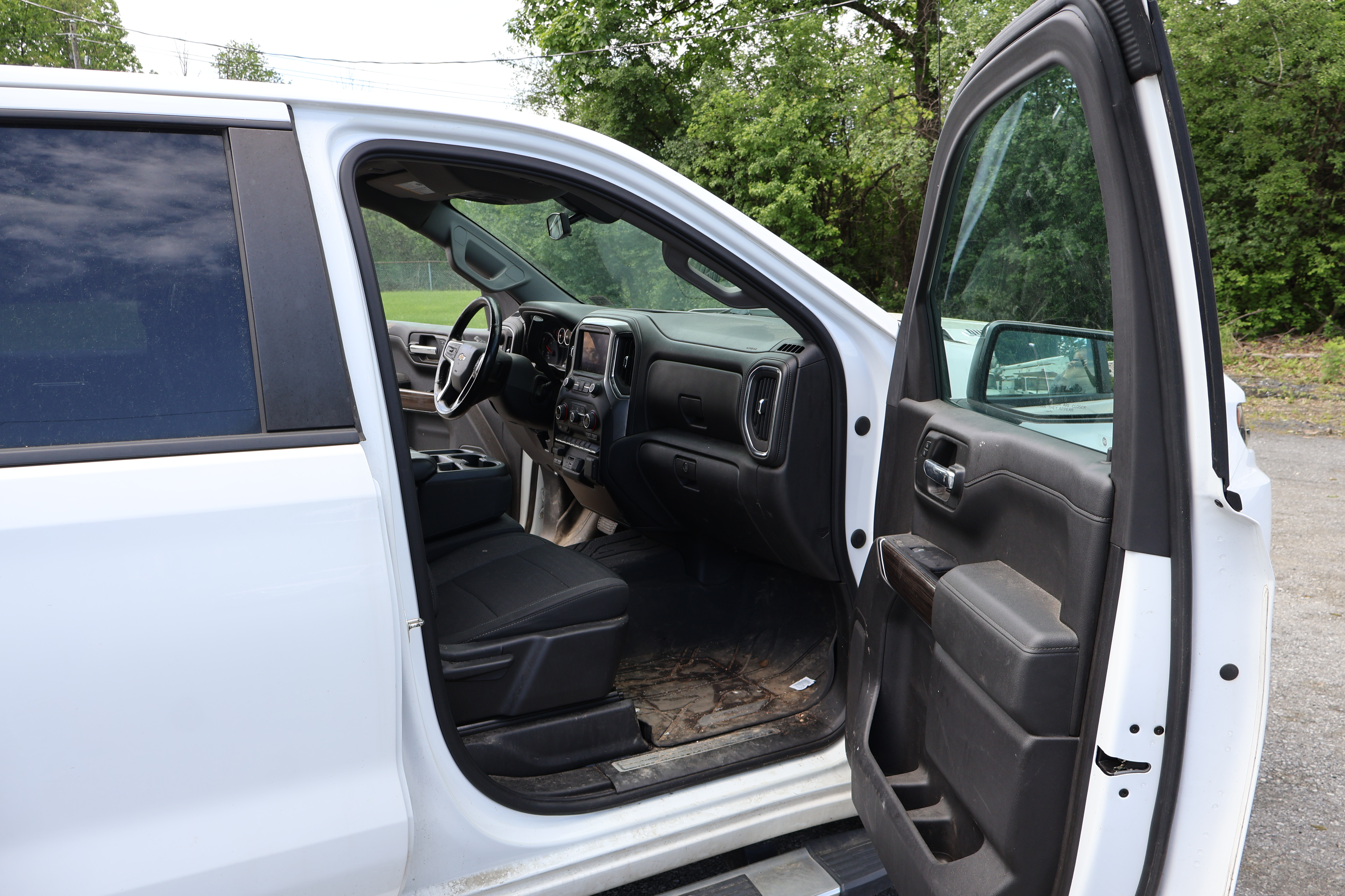 2020 CHEVROLET Silverado - Image 24