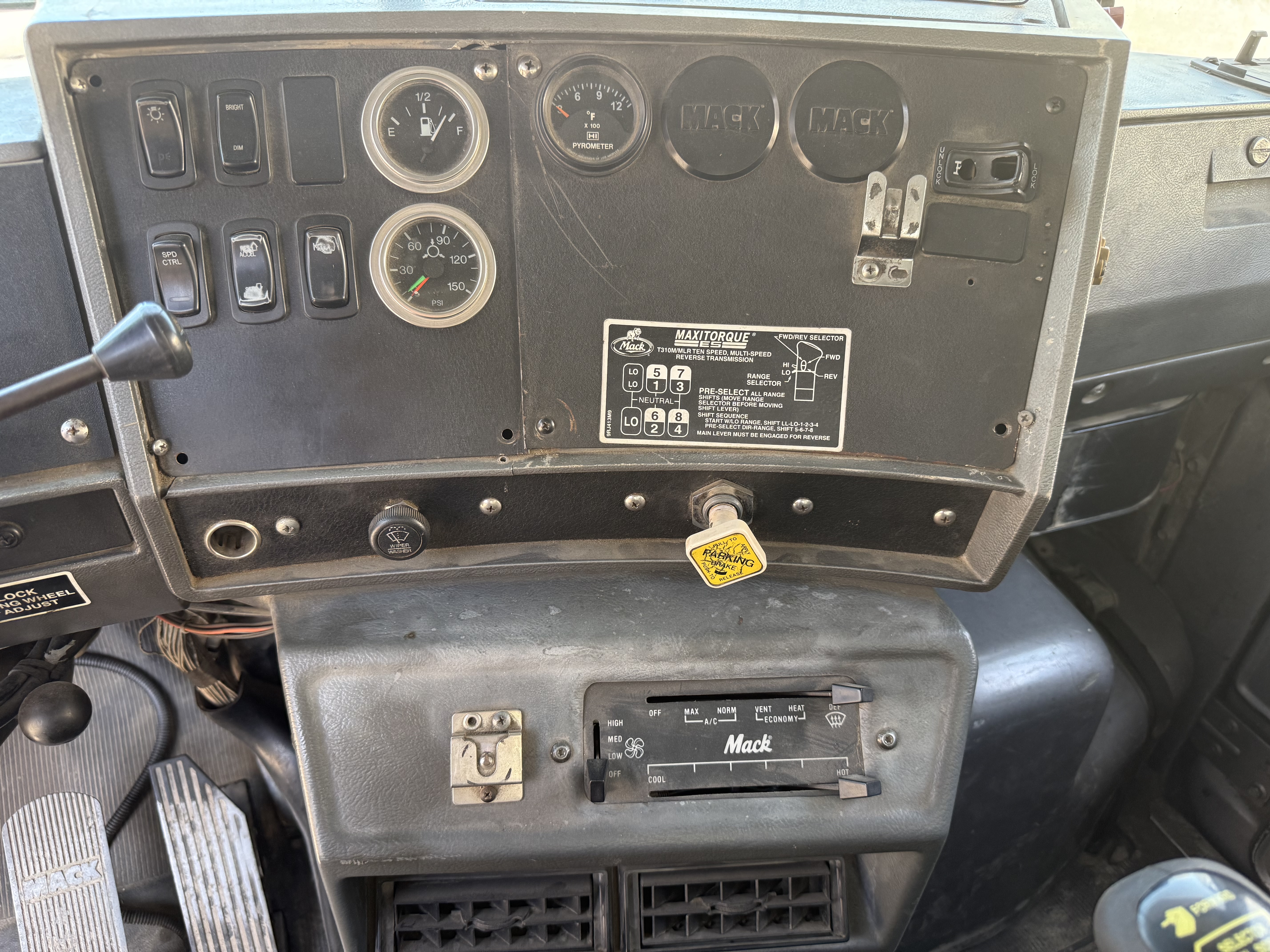 2005 MACK DM690S - Image 14