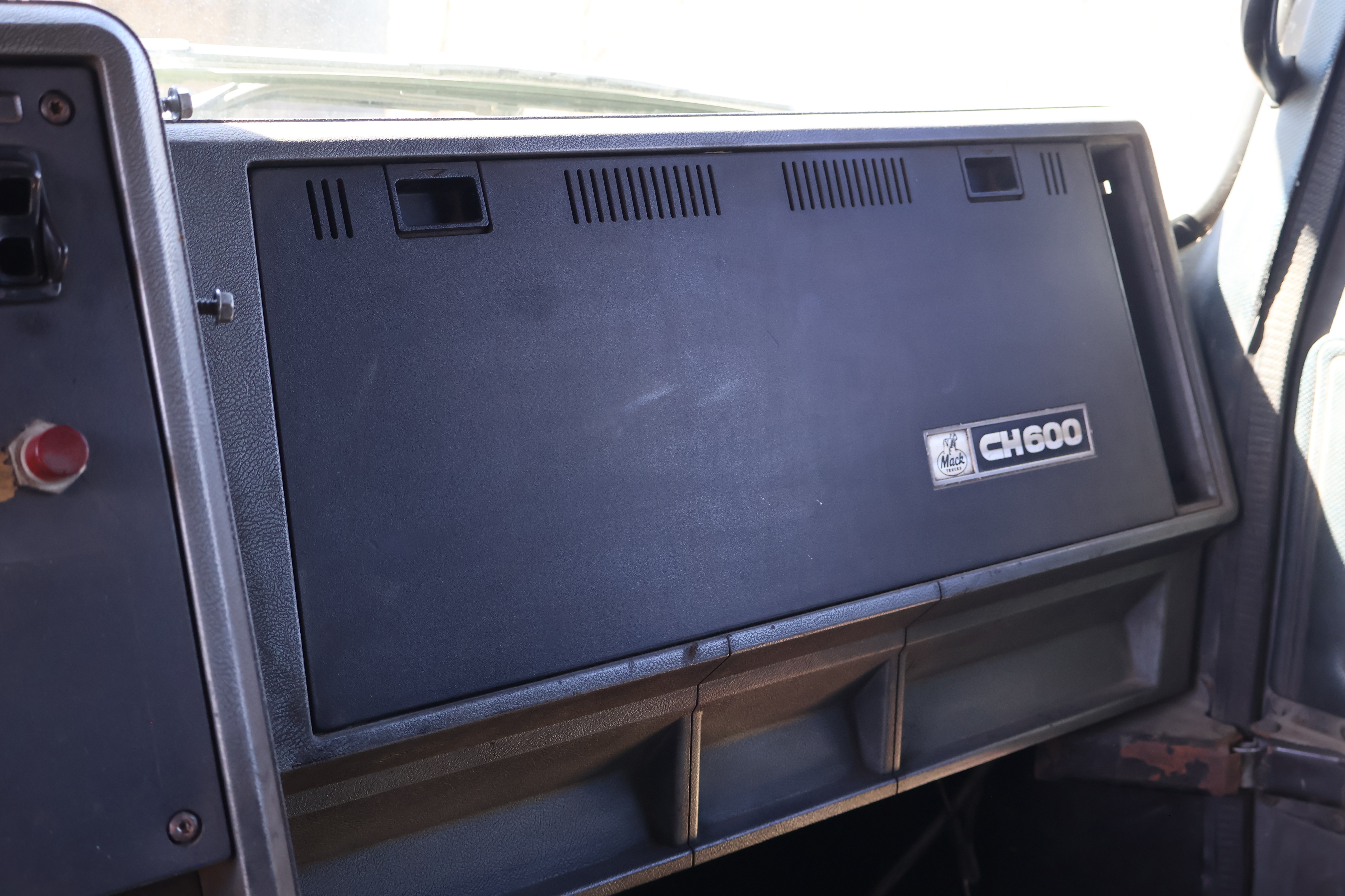 1996 MACK CH613 - Image 37
