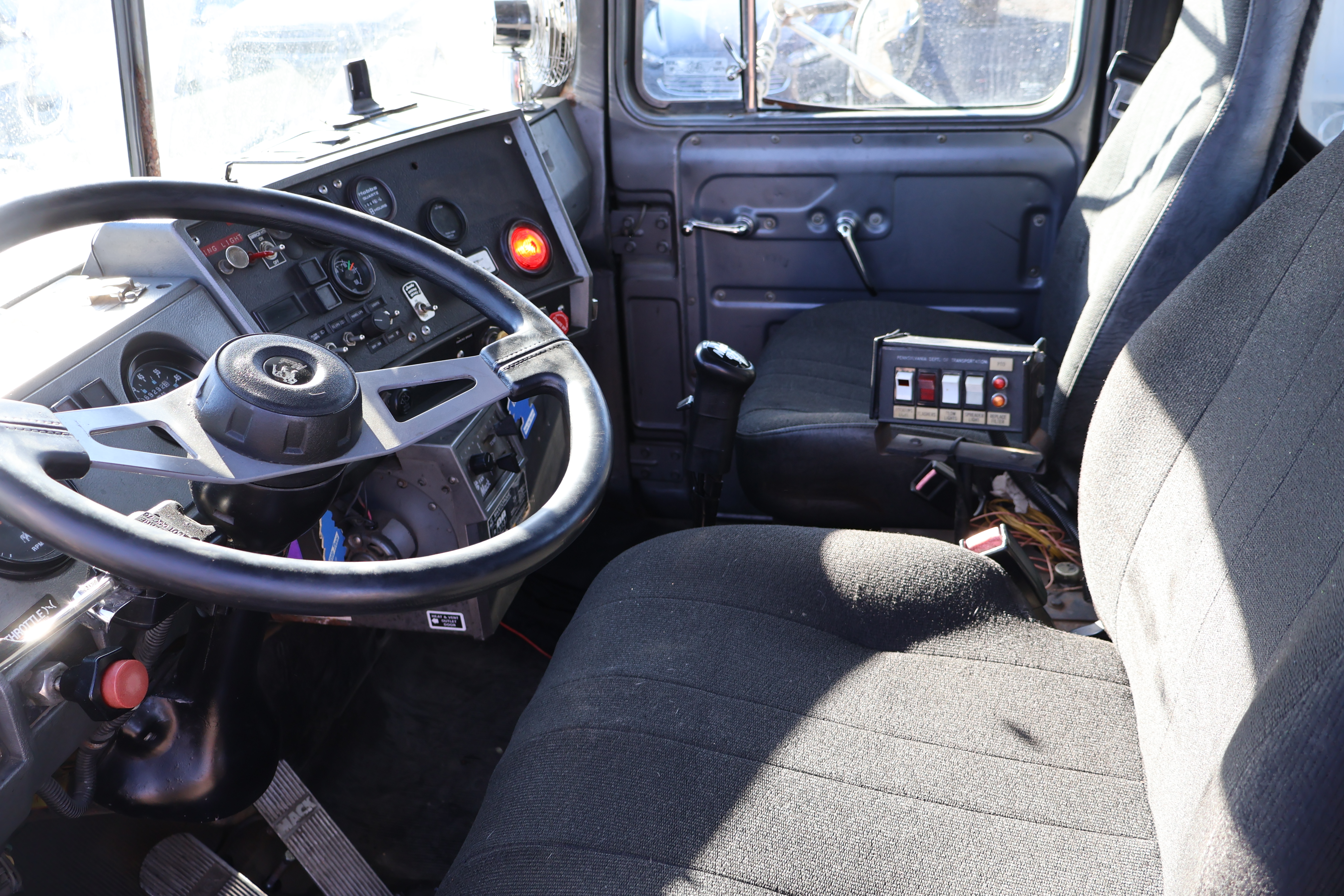 1996 MACK RD690S - Image 25