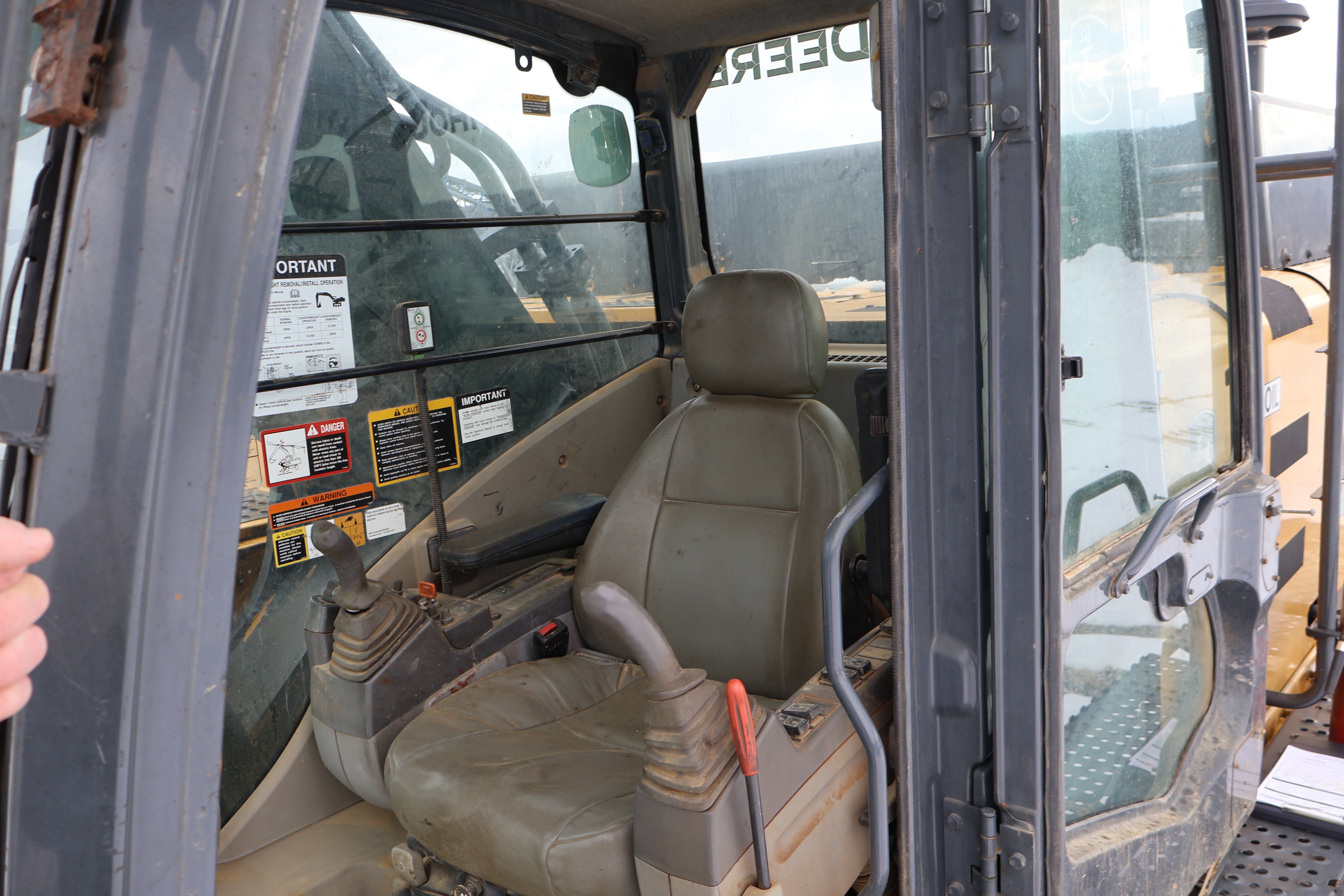 2006 DEERE 450D LC - Image 40