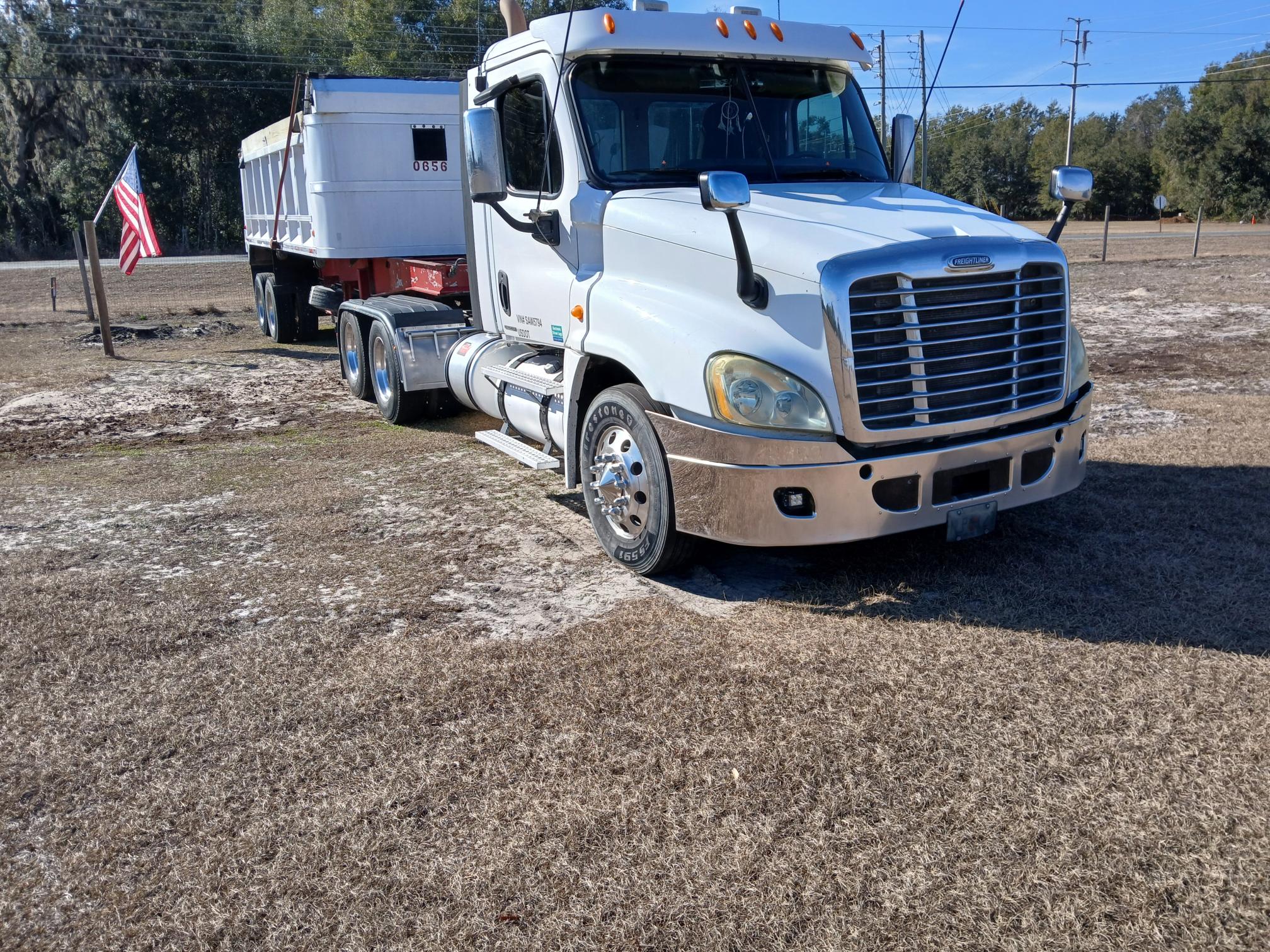 2011 FREIGHTLINER Cascadia - view 2 of 16