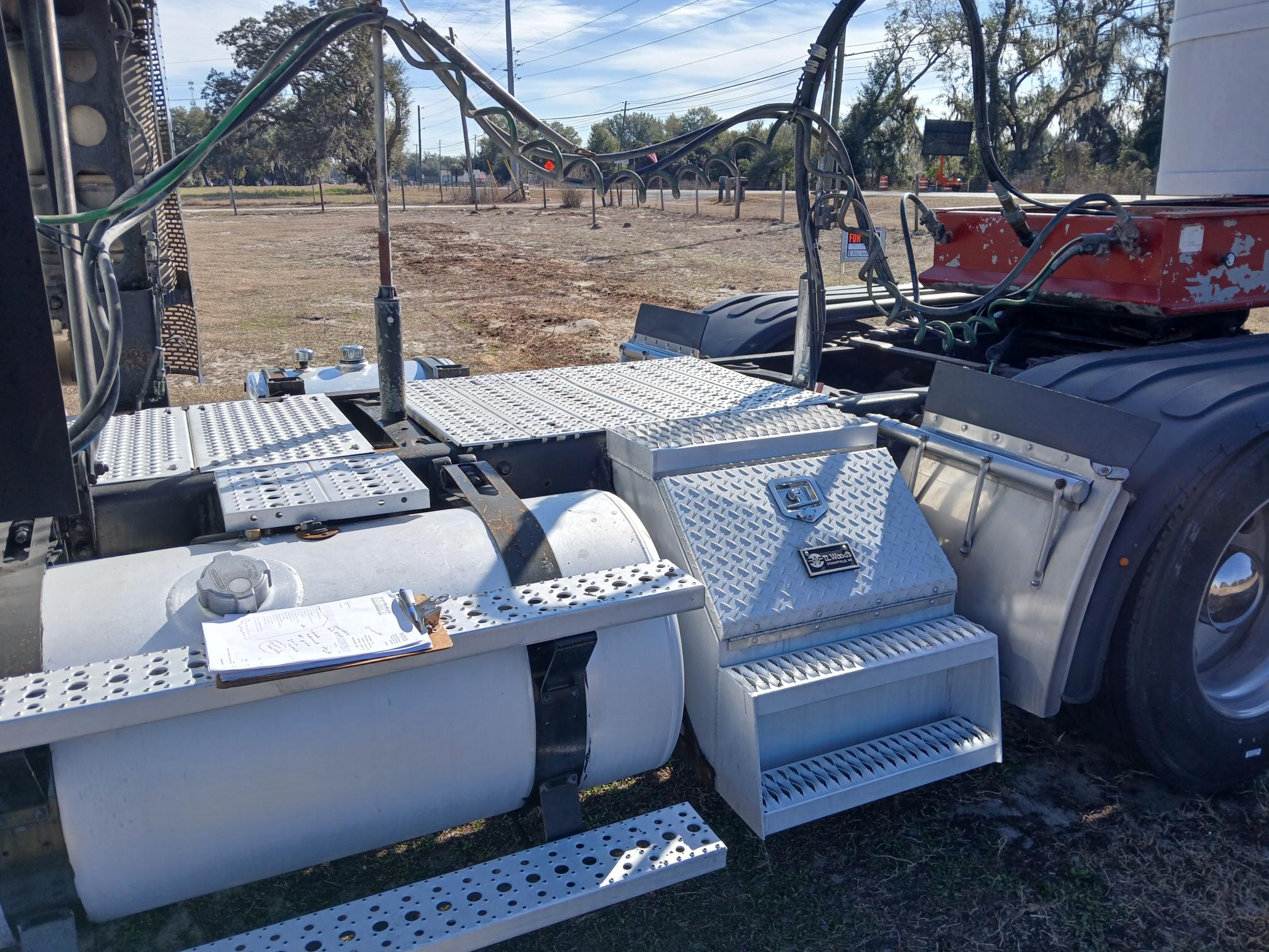 2011 FREIGHTLINER Cascadia - view 4 of 16