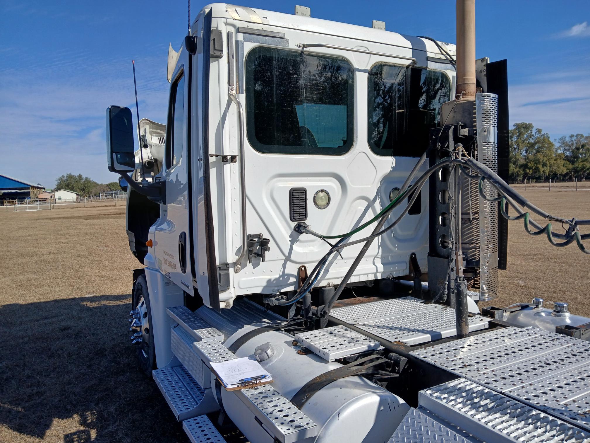 2011 FREIGHTLINER Cascadia - view 3 of 16