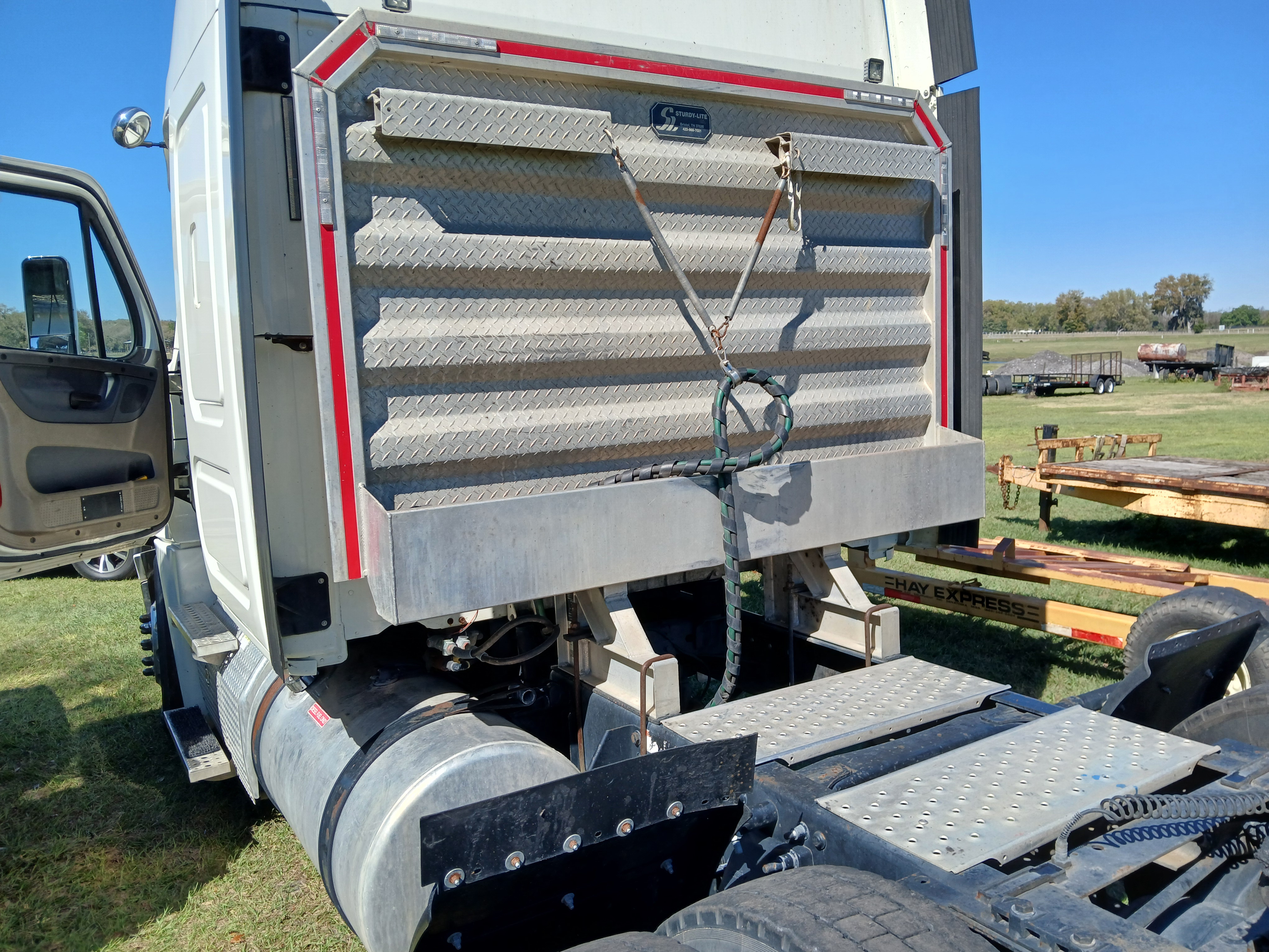 2014 FREIGHTLINER Cascadia - view 5 of 15