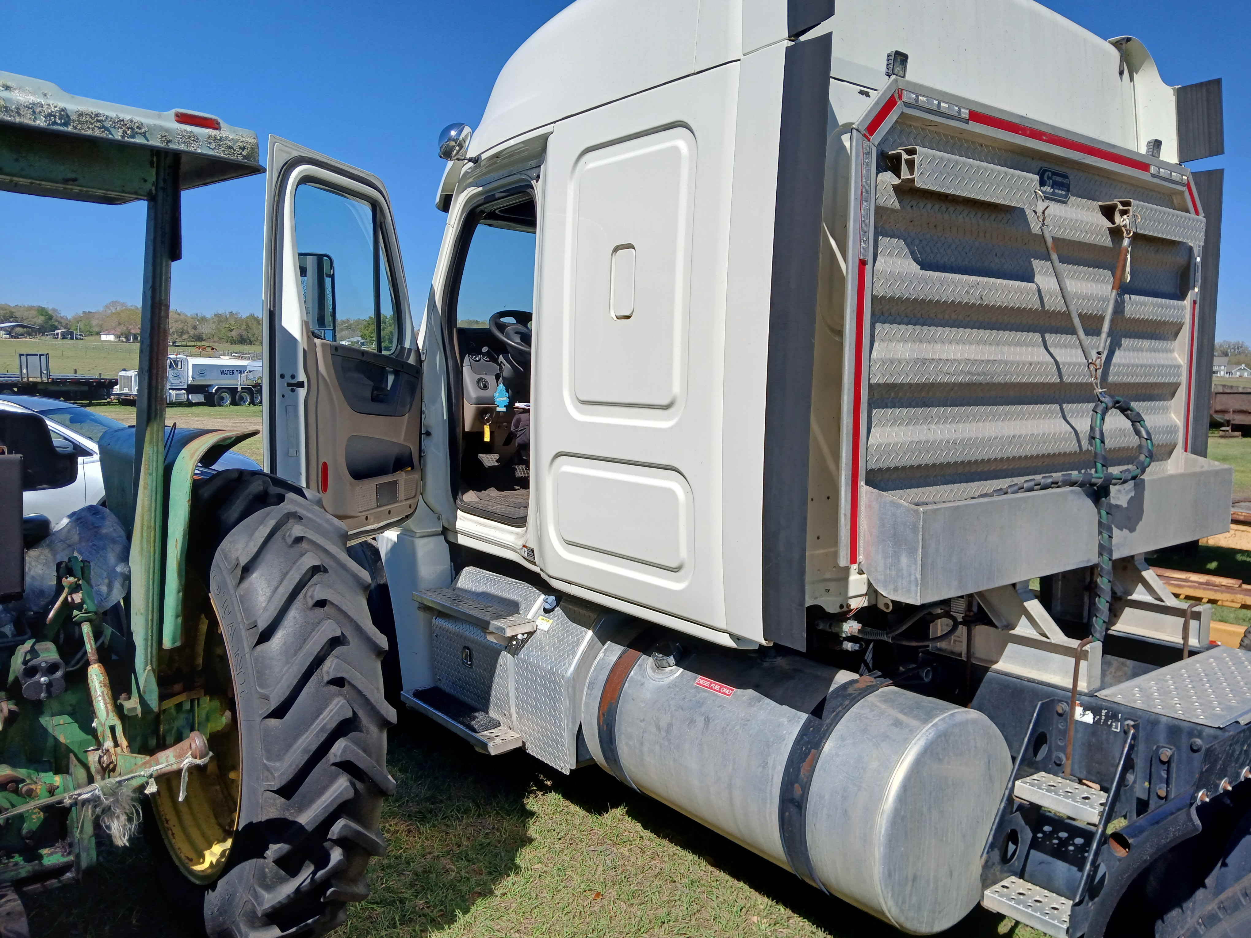2014 FREIGHTLINER Cascadia - view 2 of 15