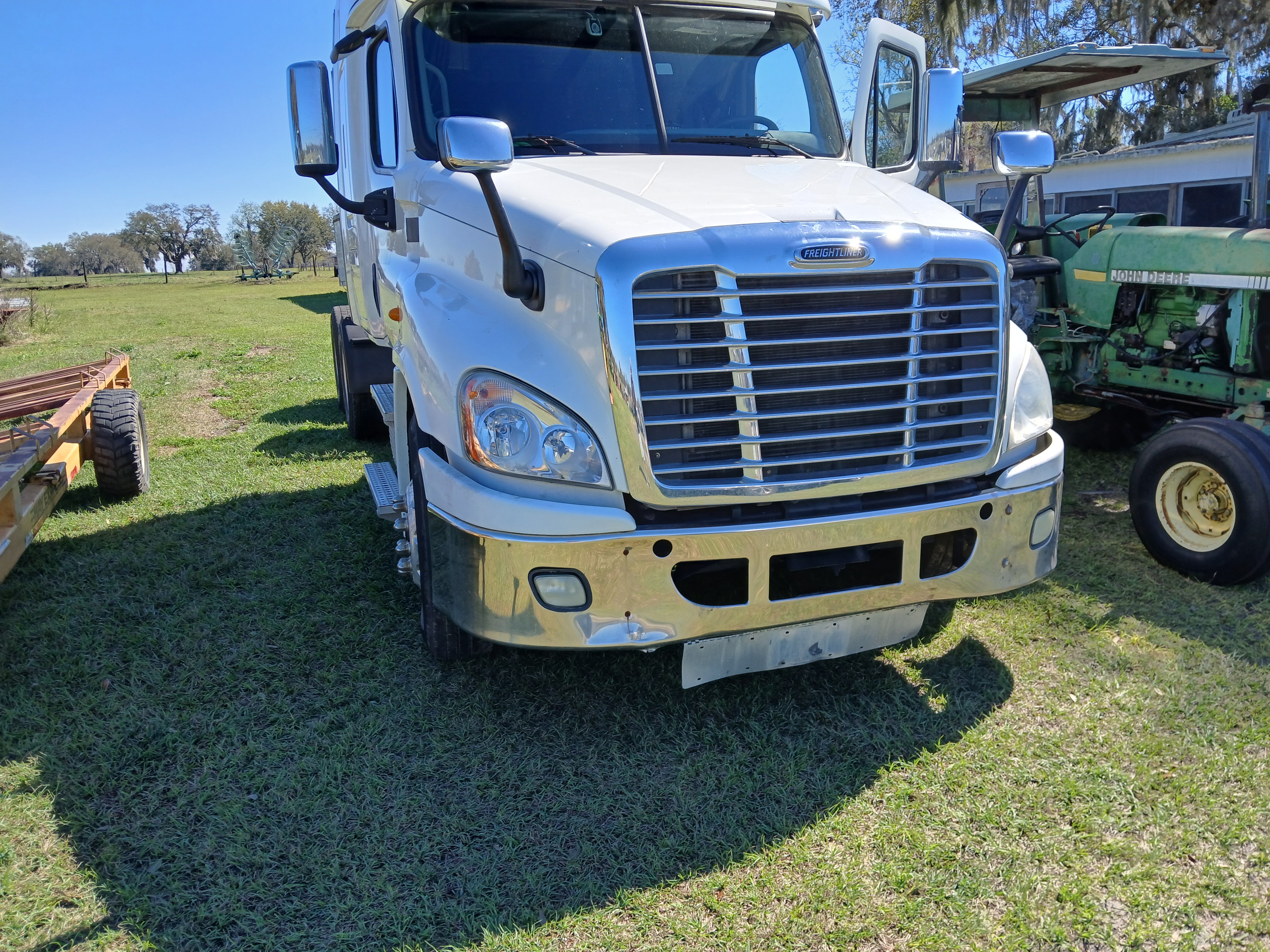 2014 FREIGHTLINER Cascadia - view 4 of 15