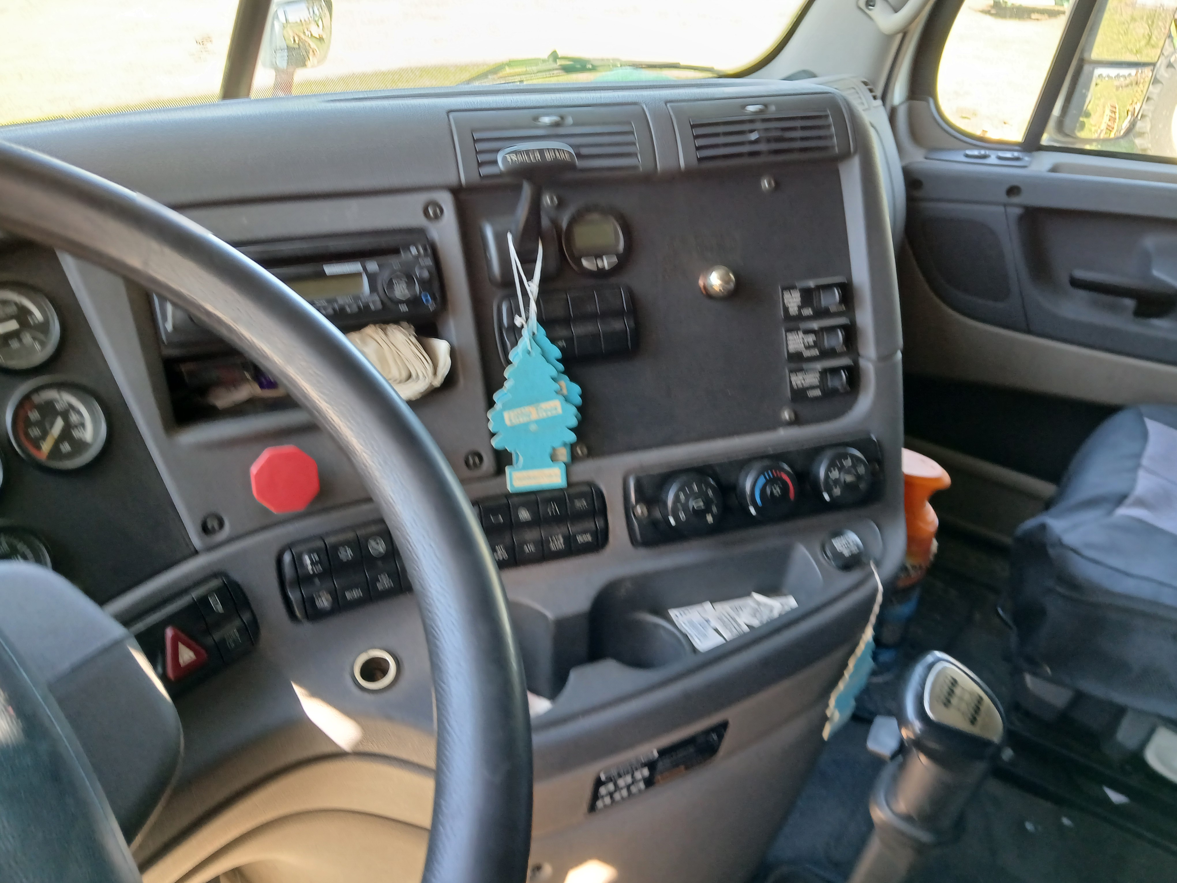 2014 FREIGHTLINER Cascadia - Image 10