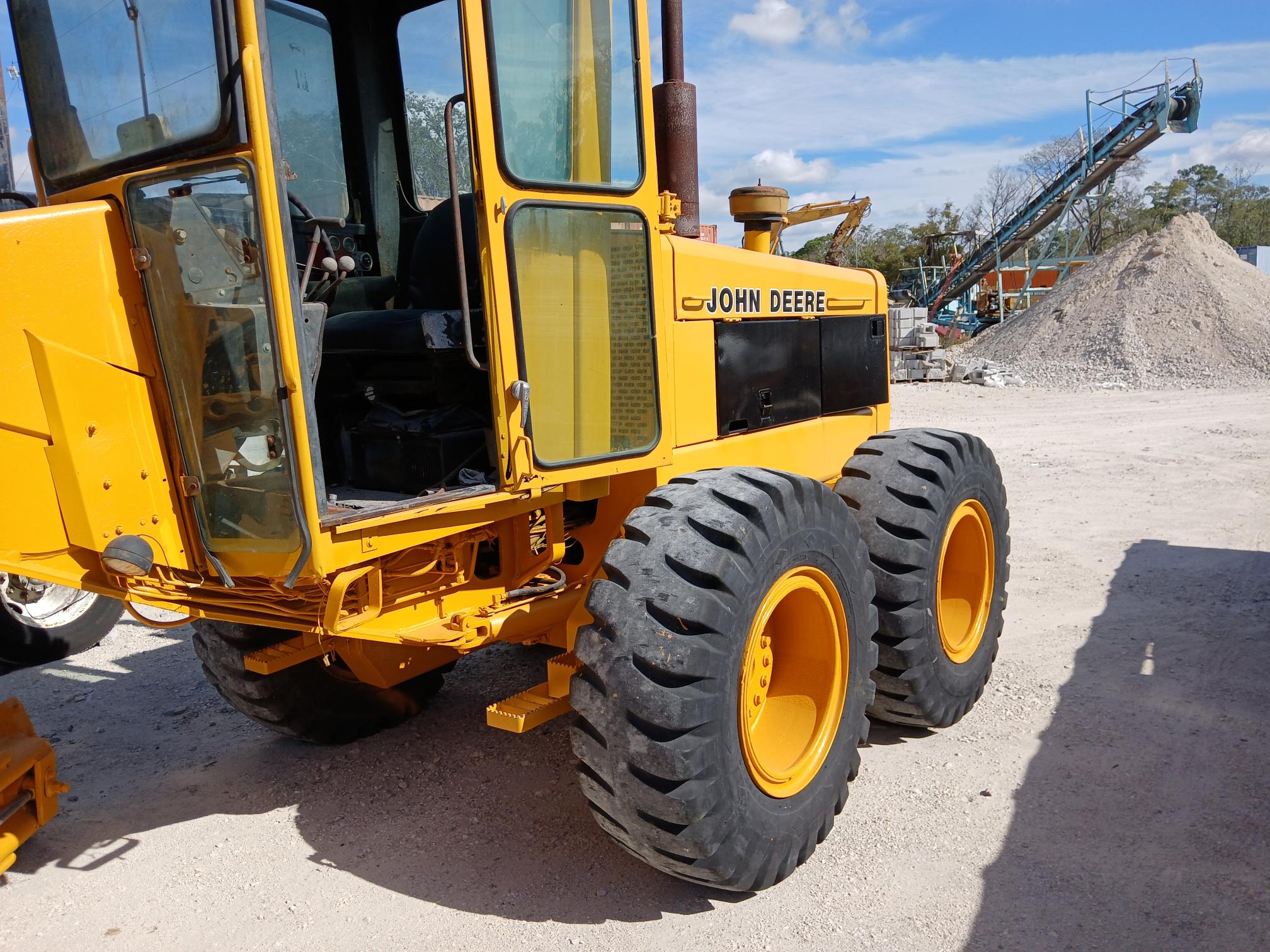 1983 JOHN DEERE 670A - view 3 of 11