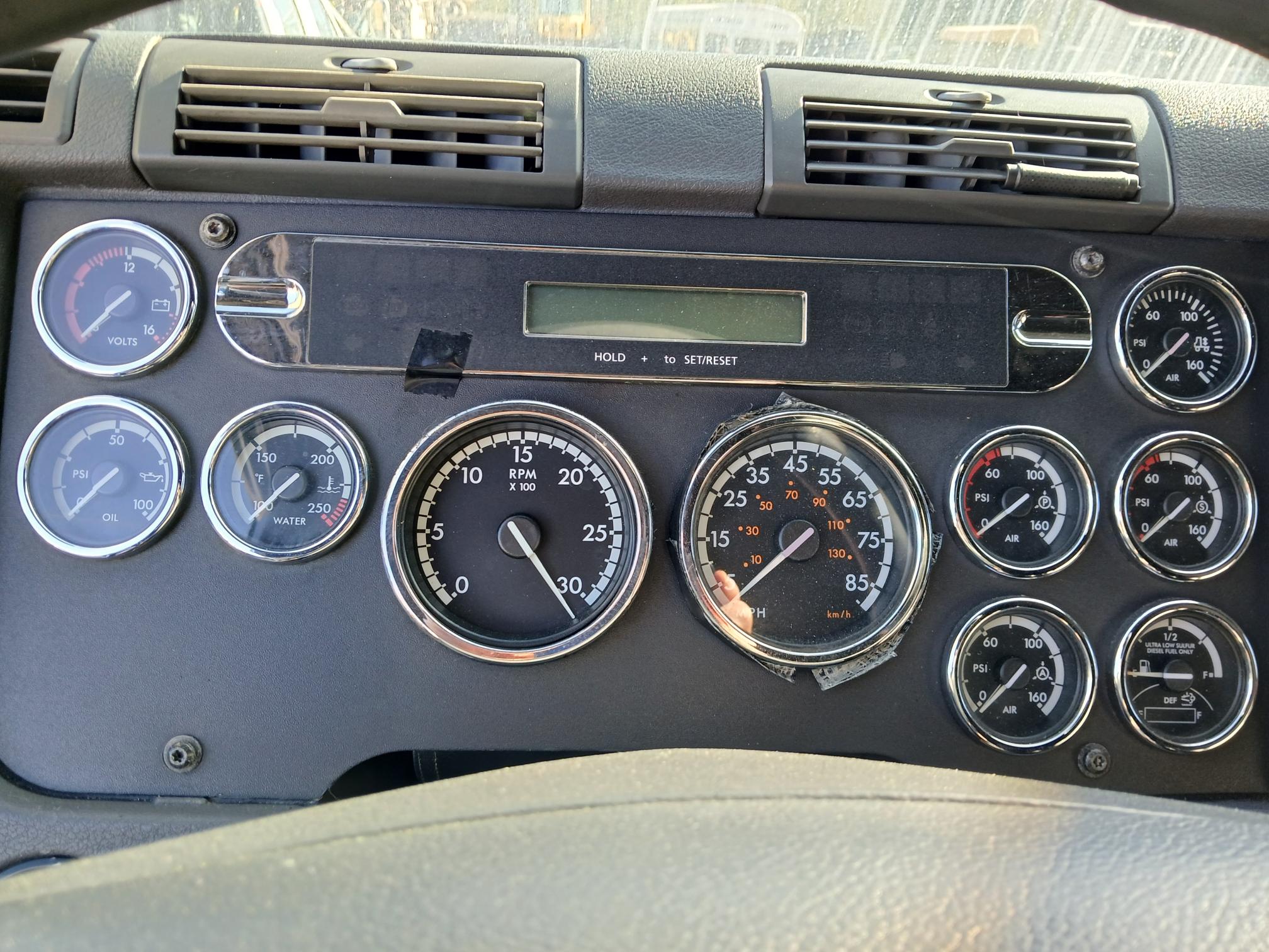 2012 FREIGHTLINER Columbia - Image 11