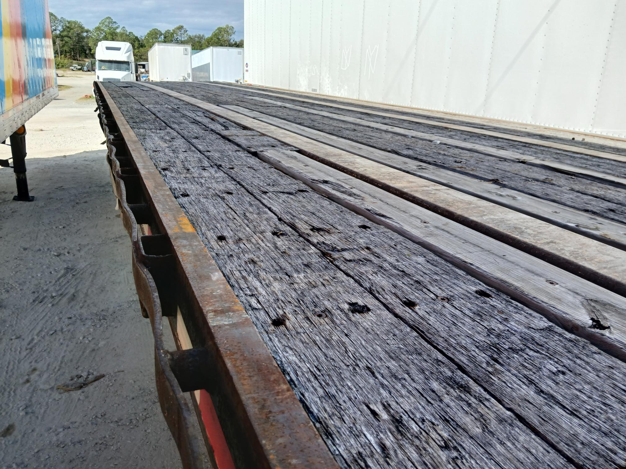 1998 UTILITY Flatbed - view 2 of 12