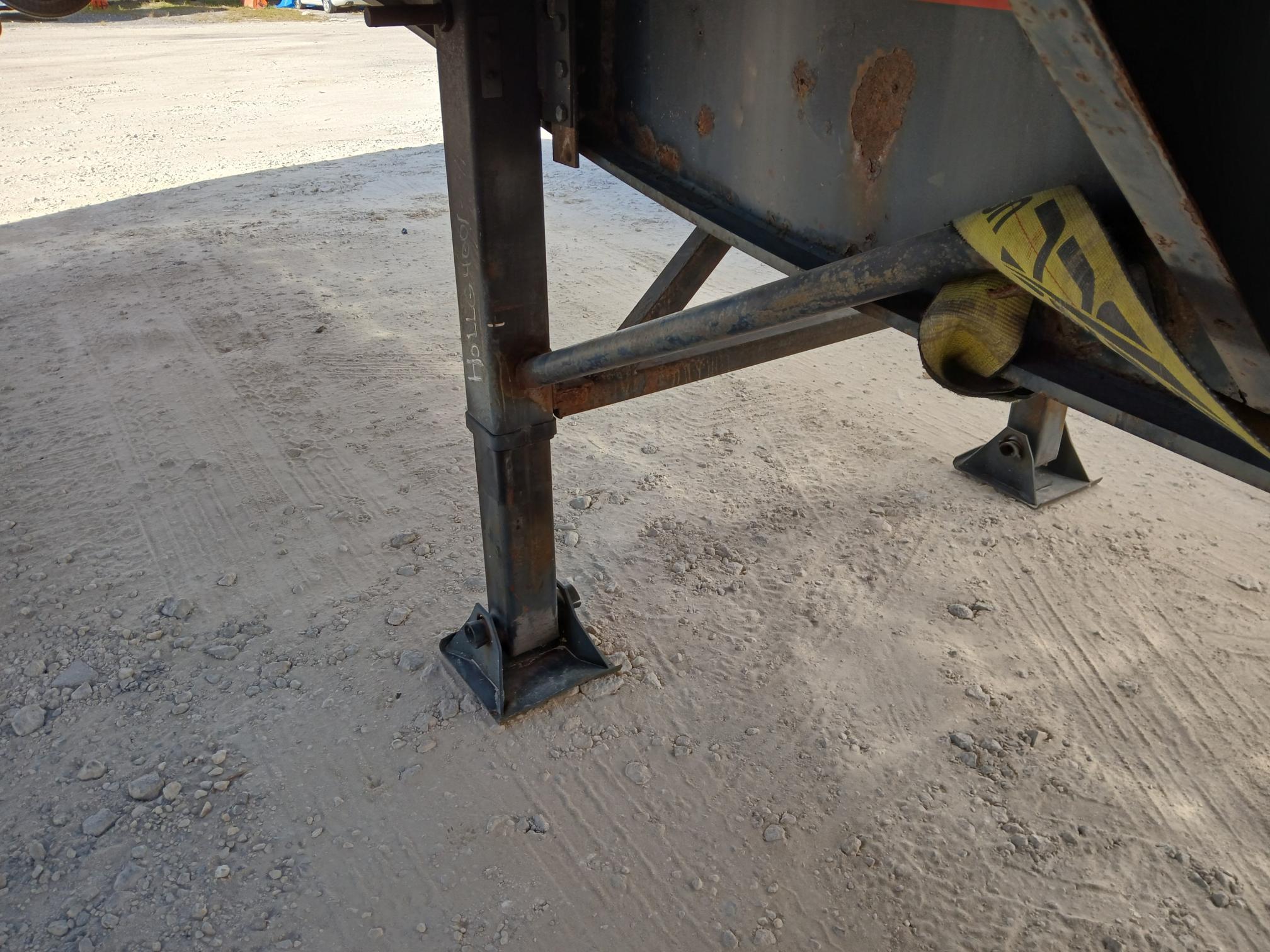 1998 UTILITY Flatbed - Image 3