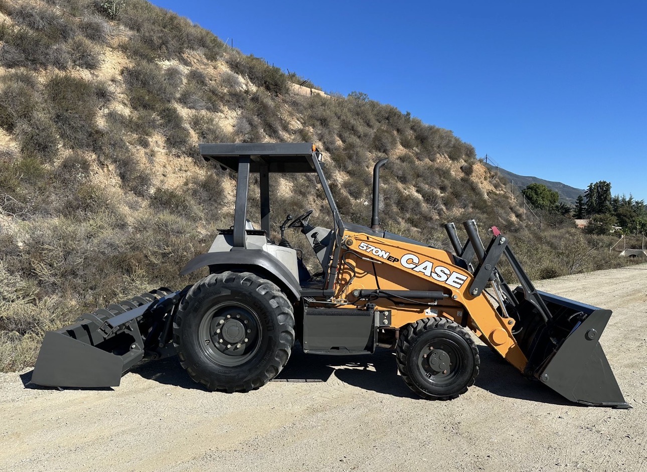 2017 CASE 570N EP - Image 2