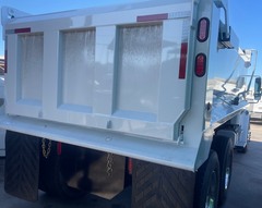 2010 FREIGHTLINER M2 106 - Image 2