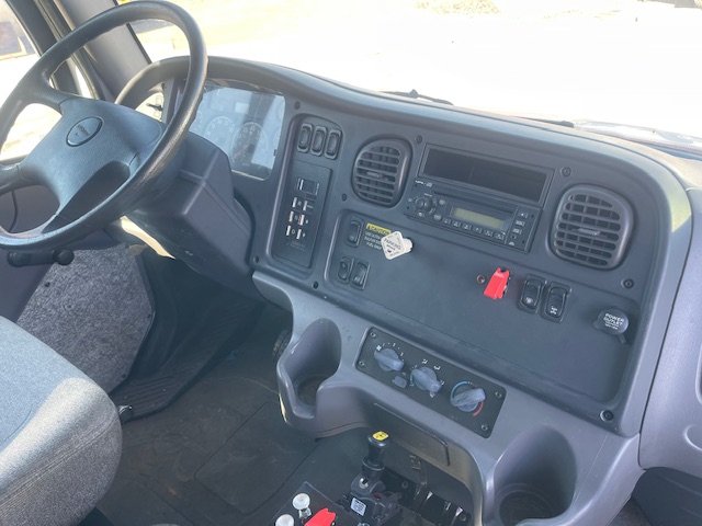 2010 FREIGHTLINER M2 106 - view 9 of 15