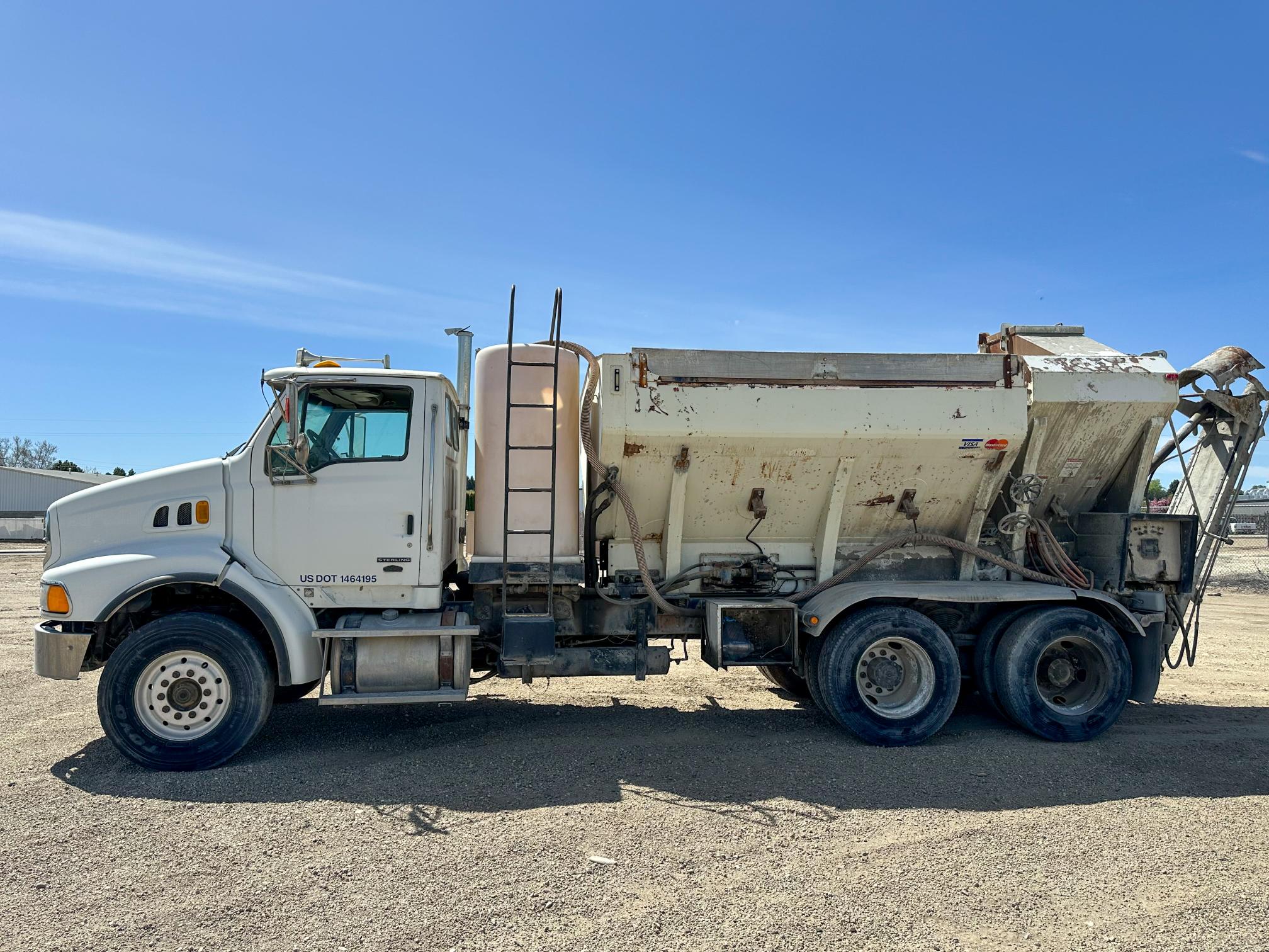 2005 STERLING L9500 - Image 2