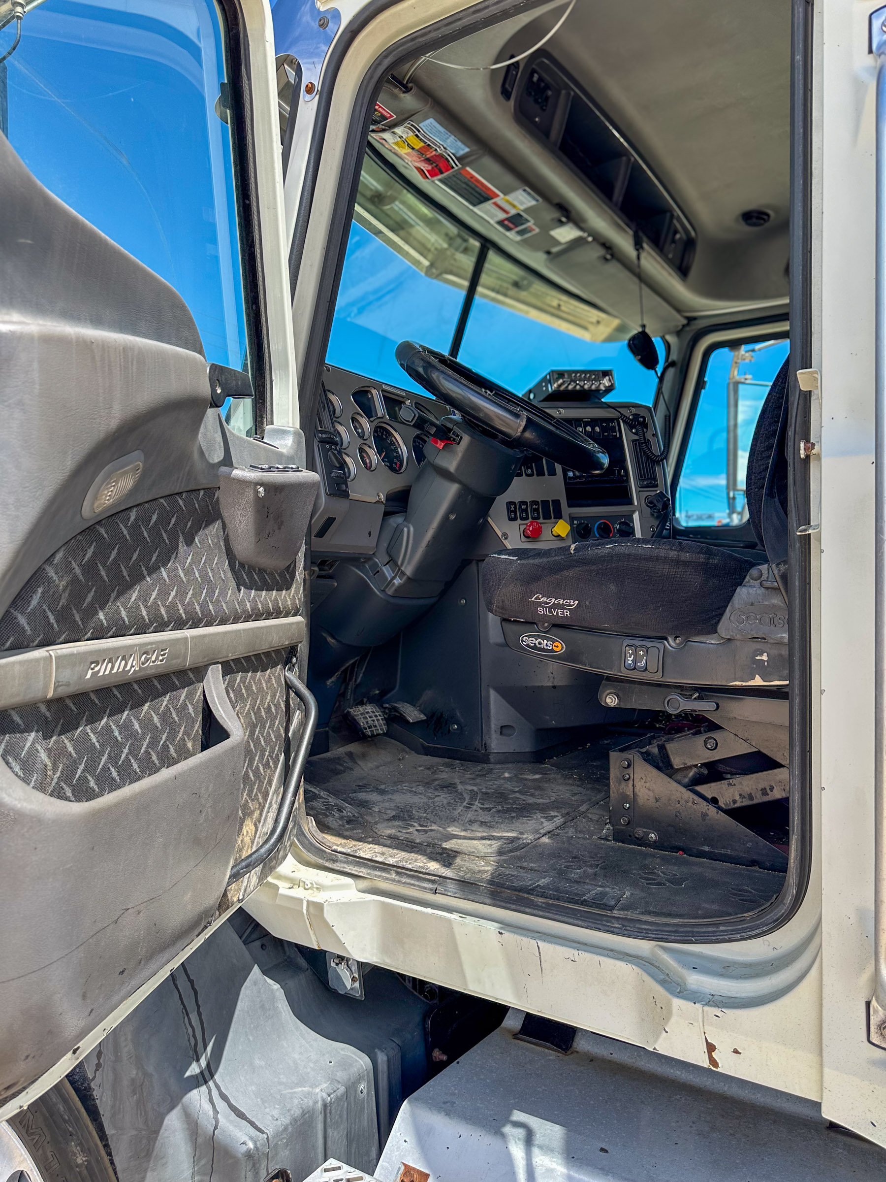 2016 MACK Pinnacle - view 18 of 38