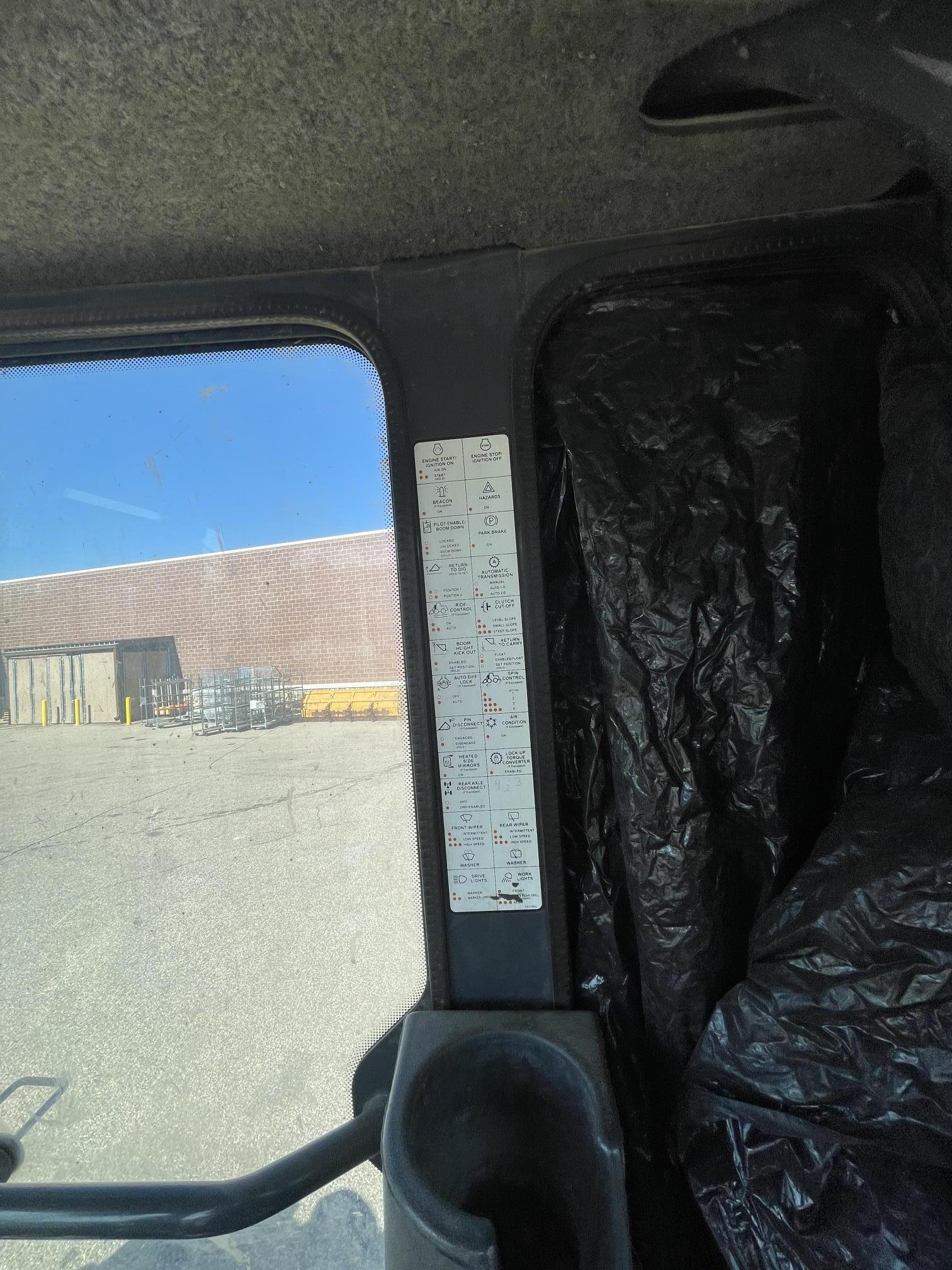 2011 DEERE 544K - Image 35