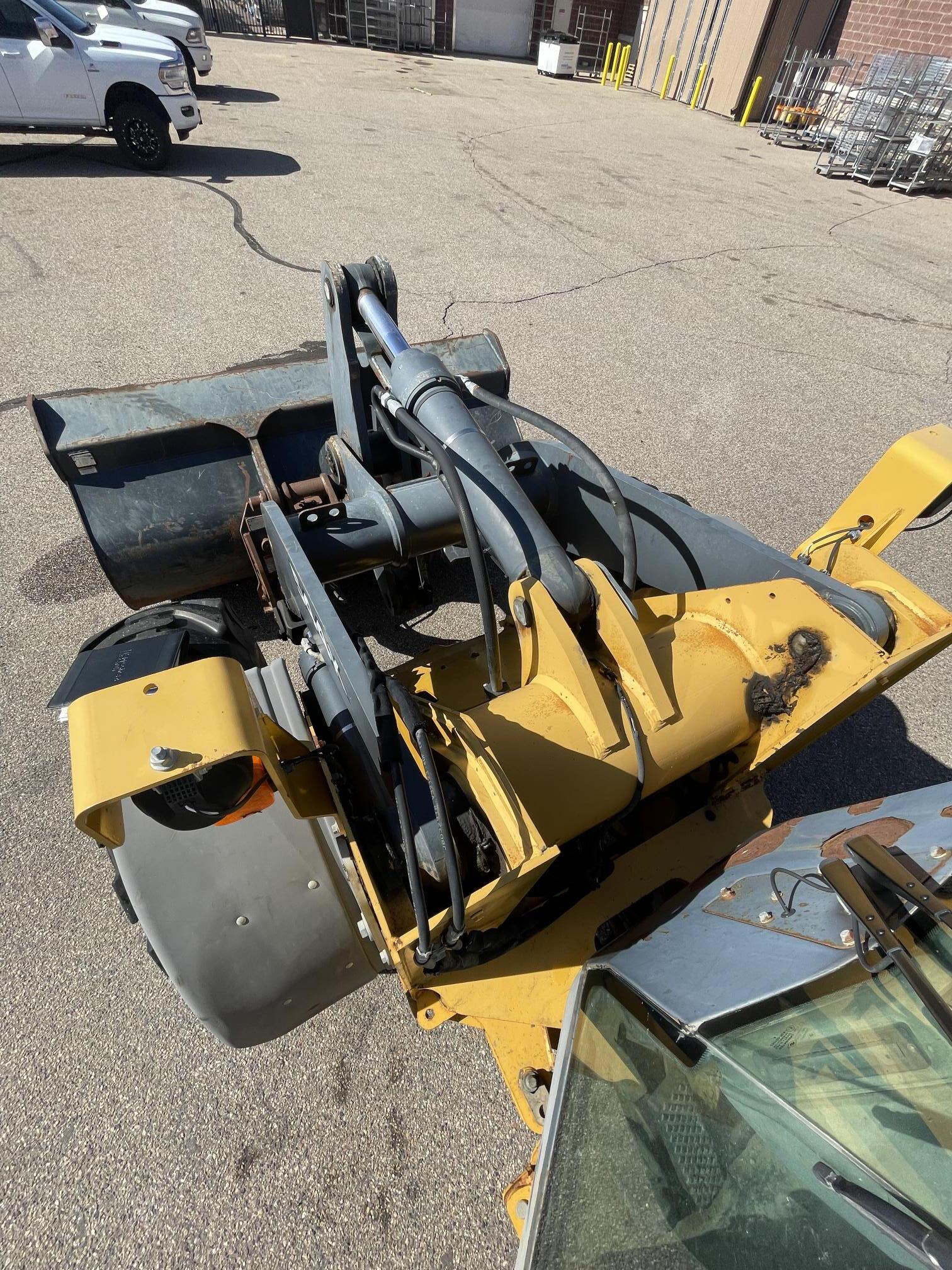 2011 DEERE 544K - Image 40