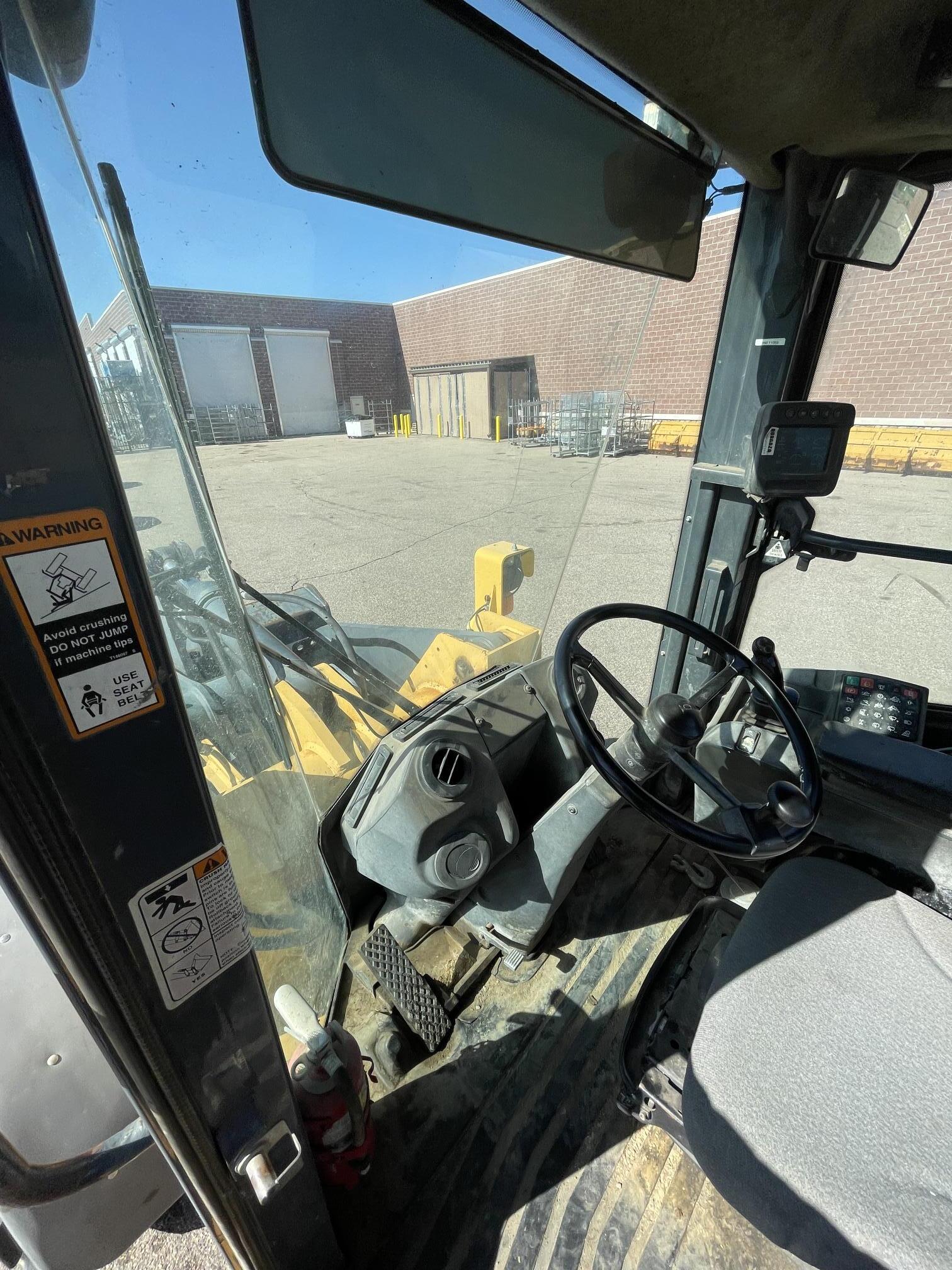 2011 DEERE 544K - Image 30