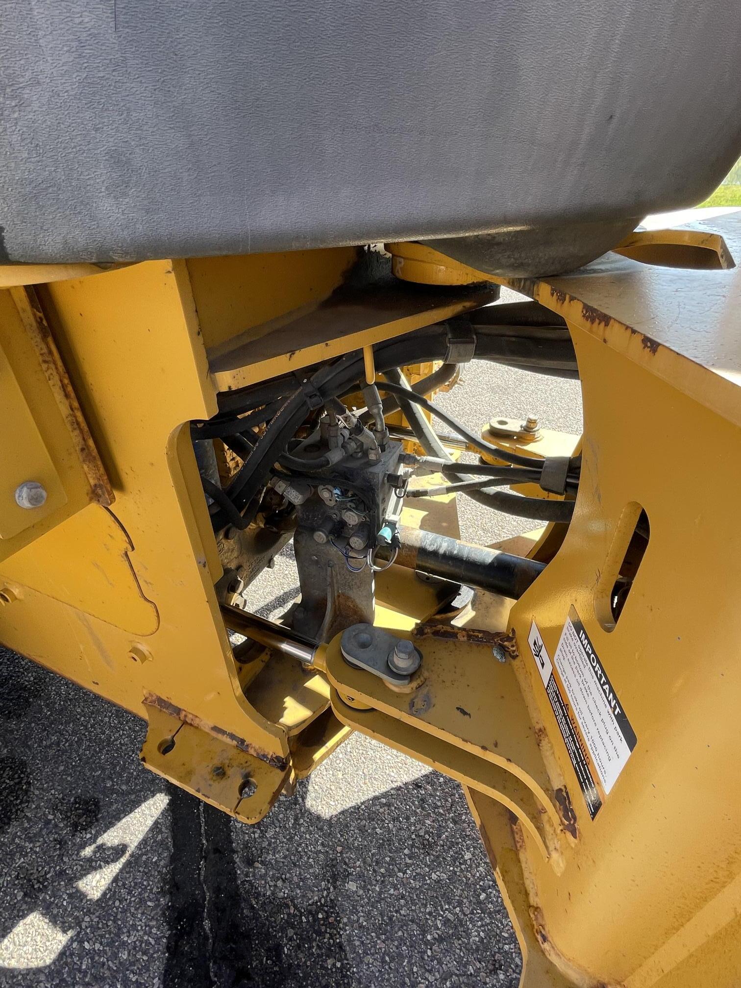 2011 DEERE 544K - Image 50