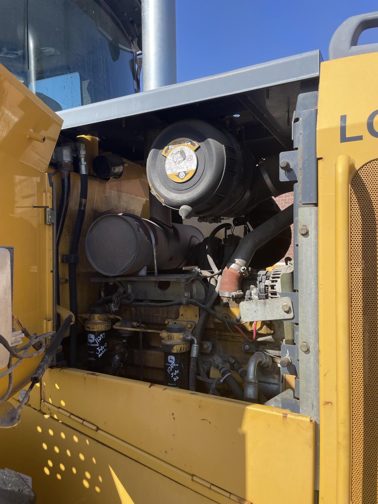 2011 DEERE 544K - Image 23