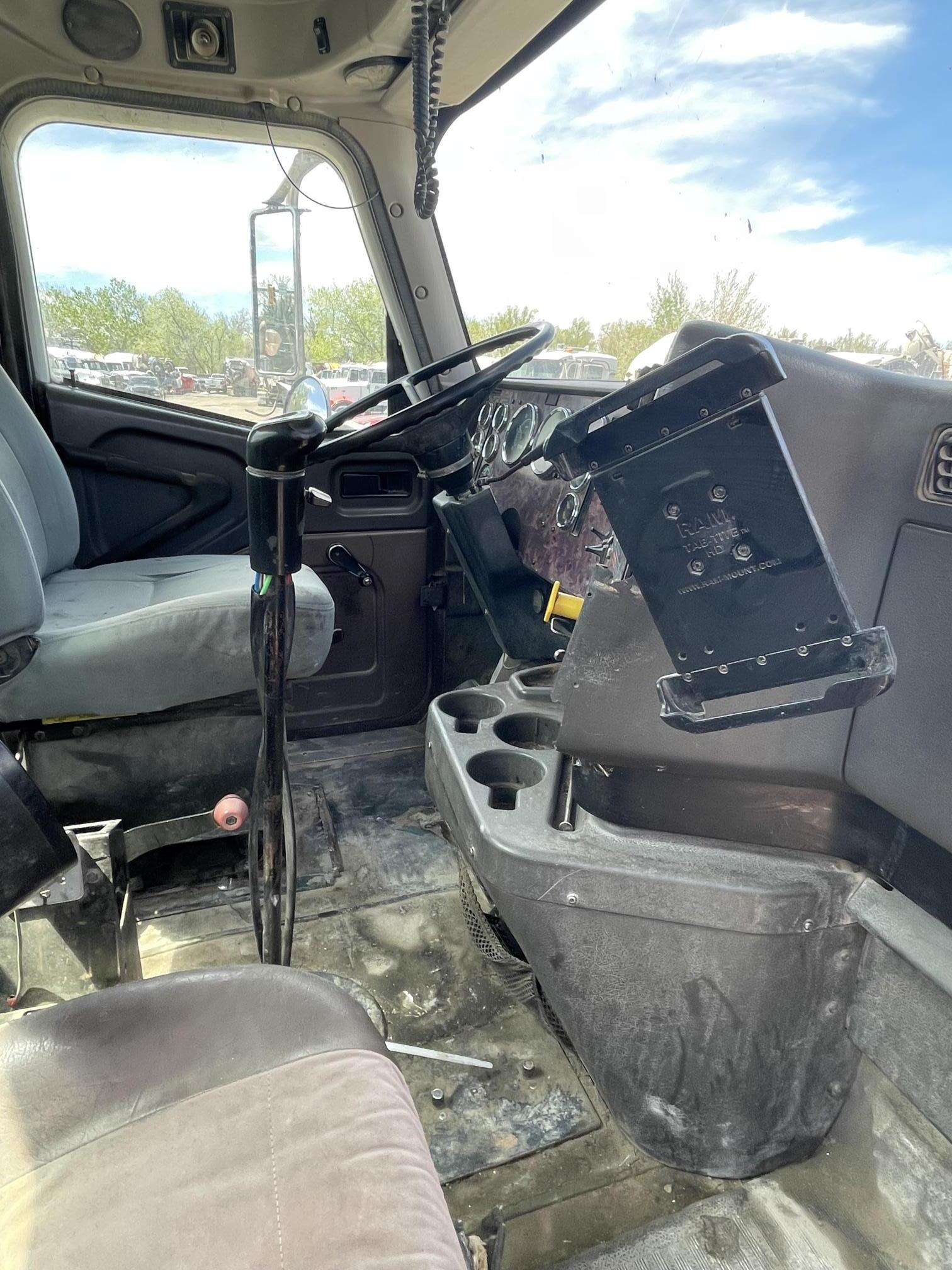 2001 INTERNATIONAL DF557 - view 19 of 30