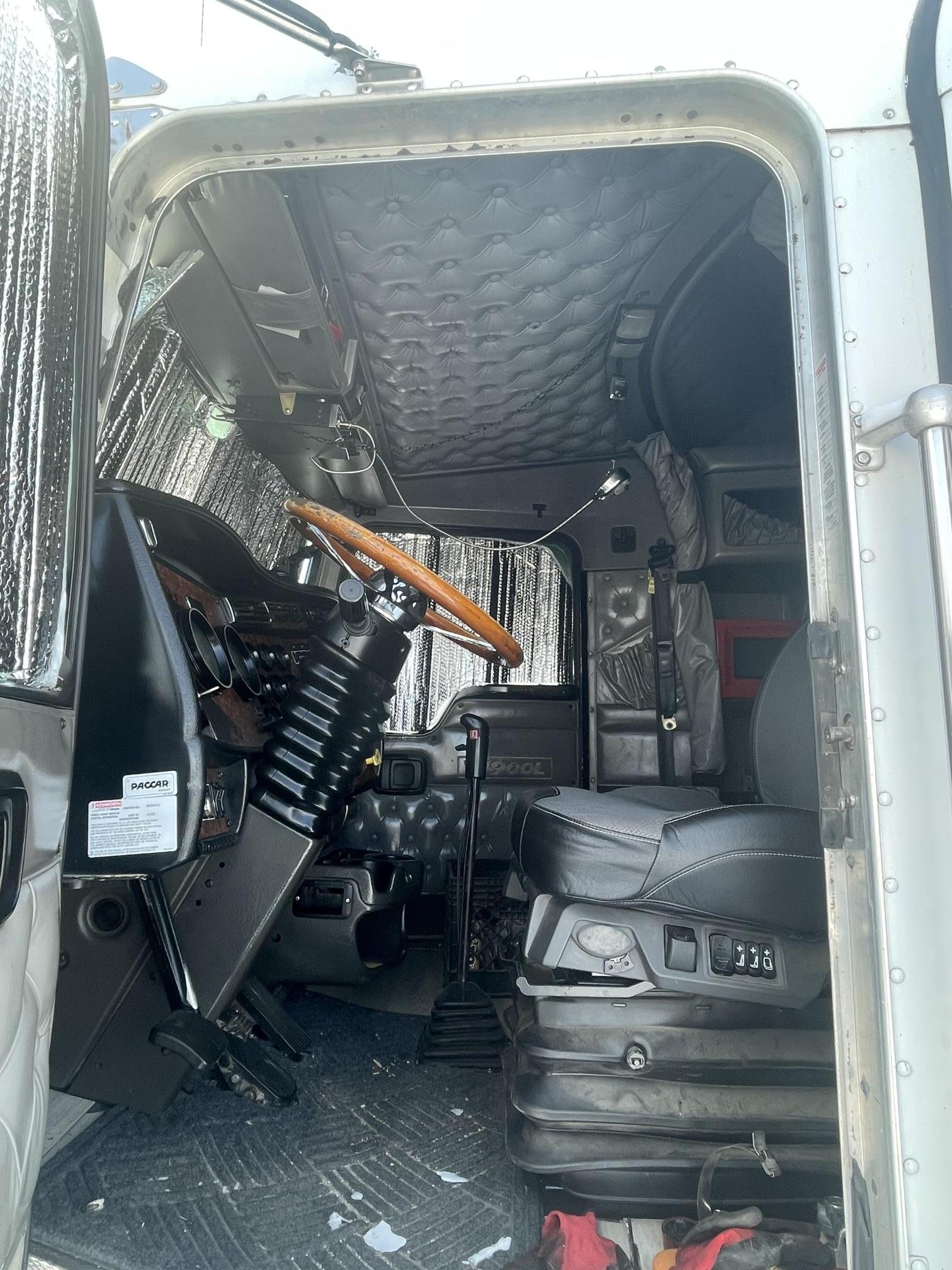 2004 KENWORTH W900 - Image 23