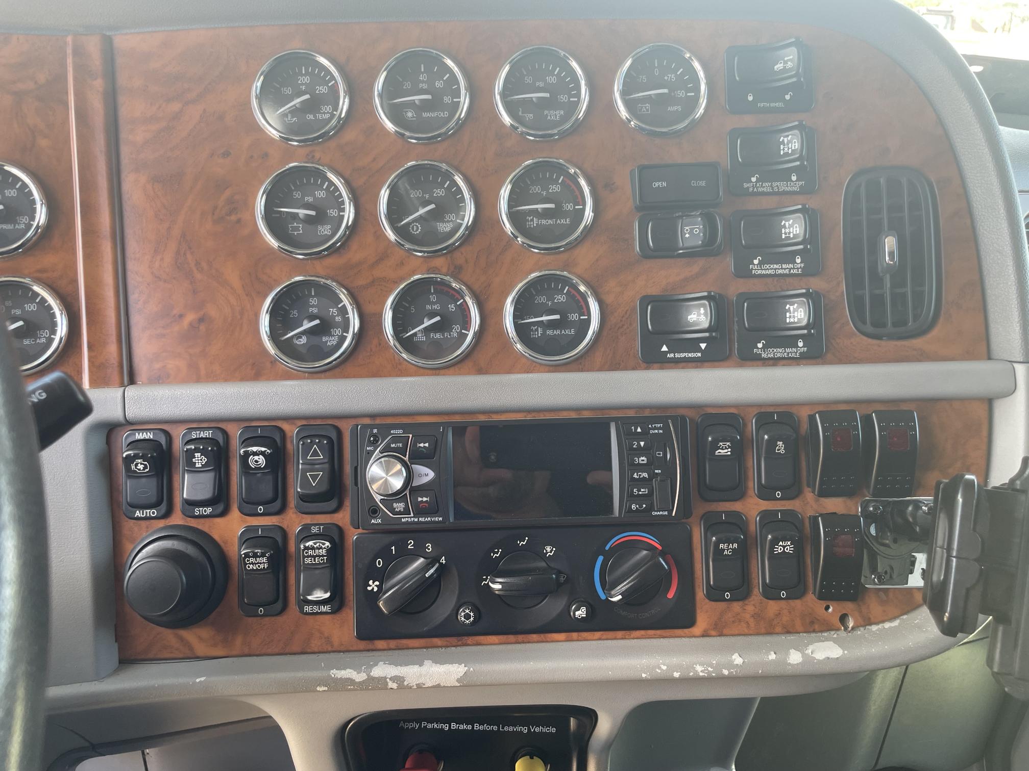 2008 PETERBILT 388 - Image 51