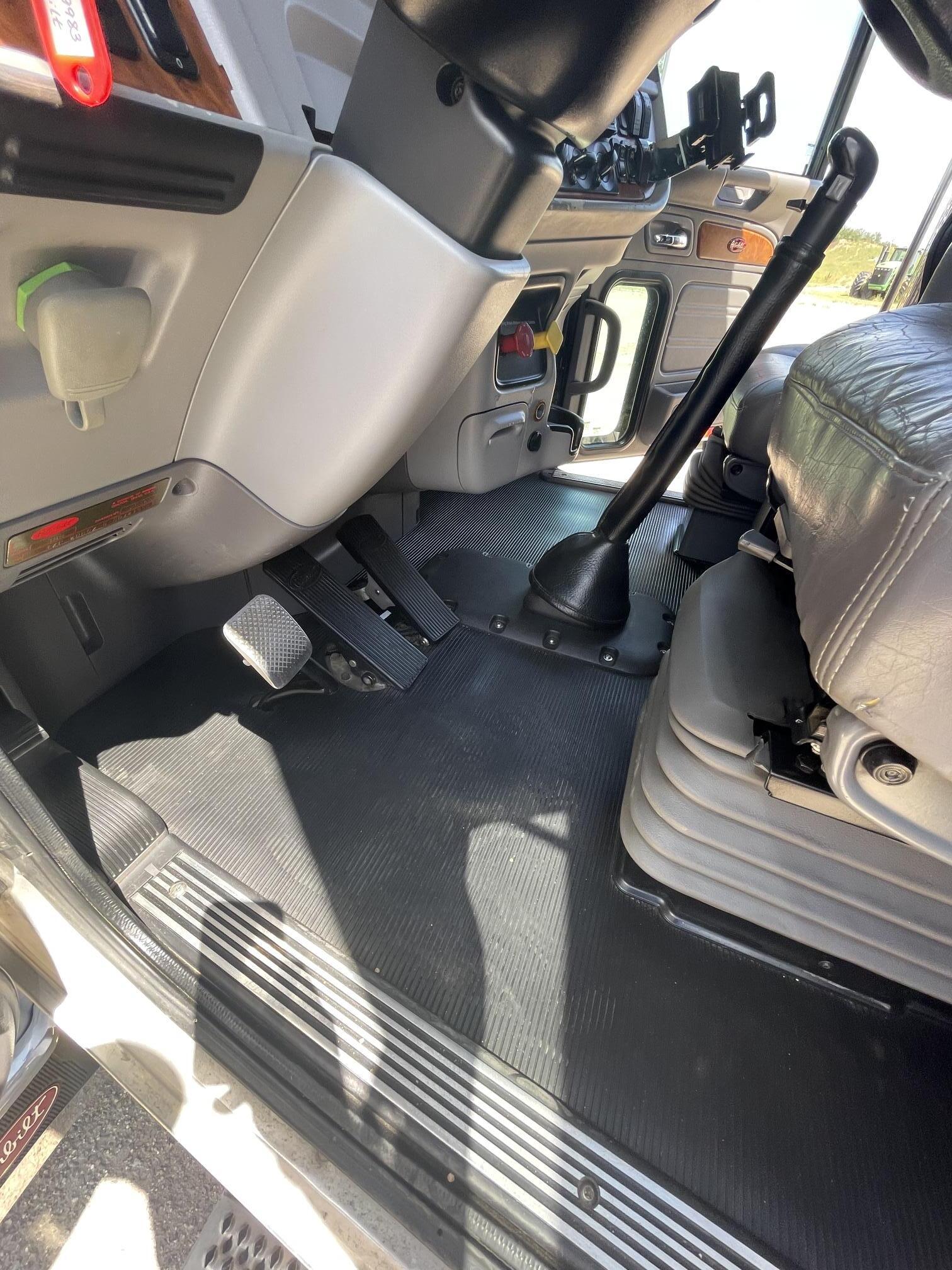 2008 PETERBILT 388 - Image 38