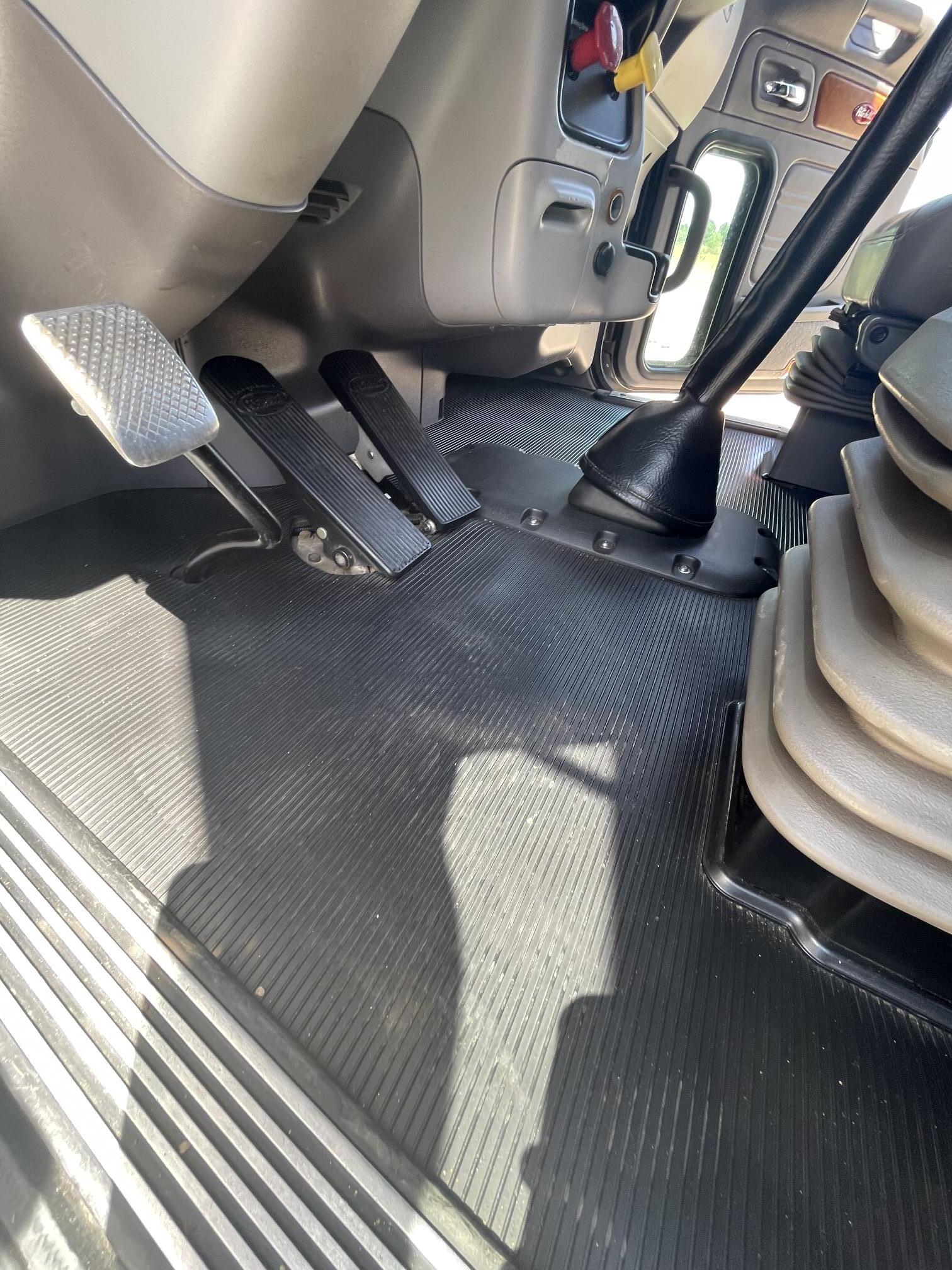 2008 PETERBILT 388 - Image 39