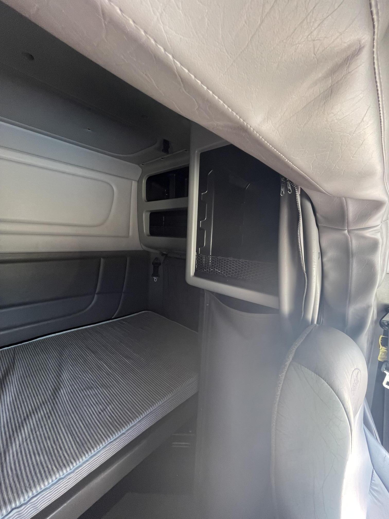 2008 PETERBILT 388 - Image 68