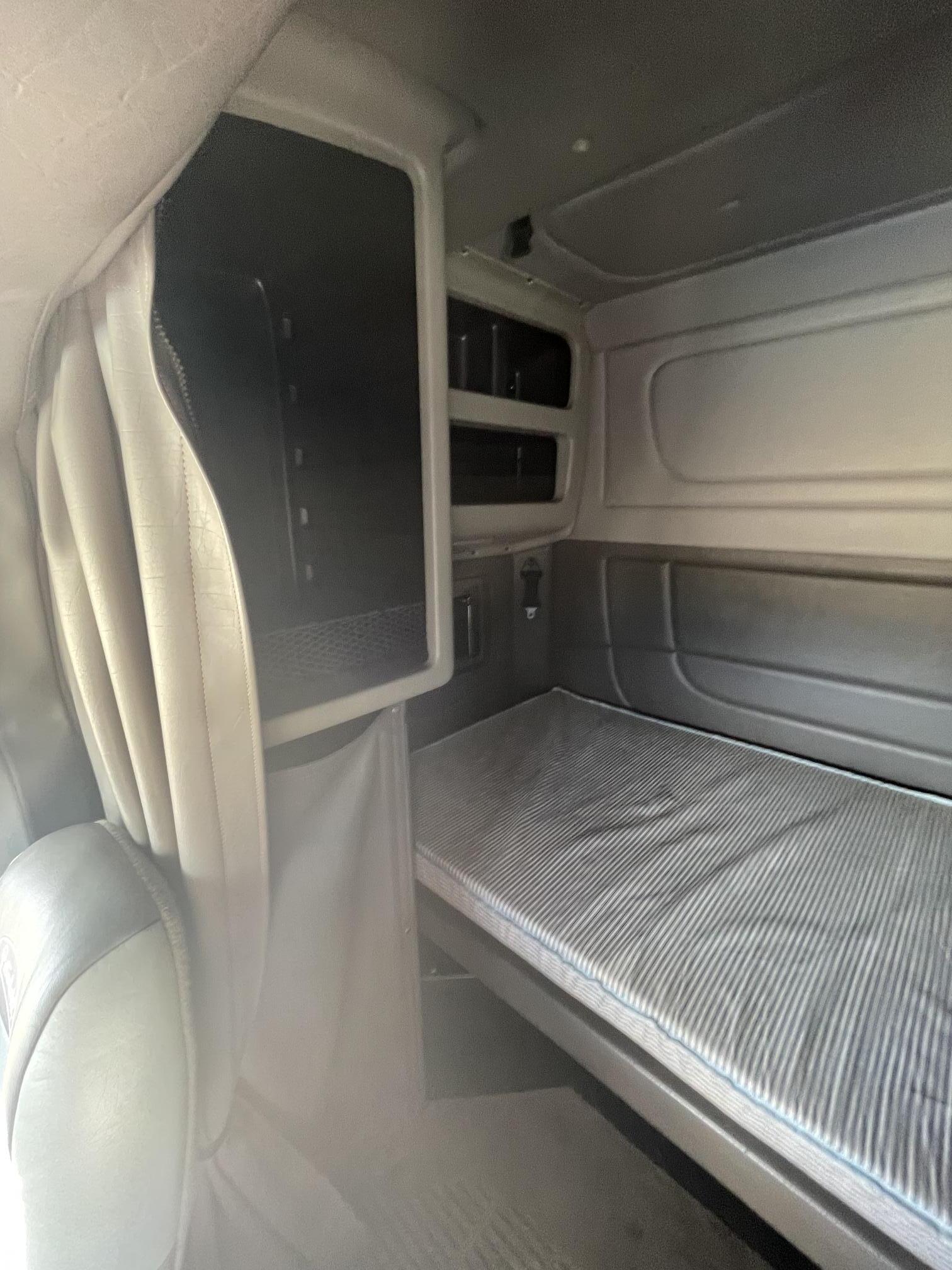 2008 PETERBILT 388 - Image 69