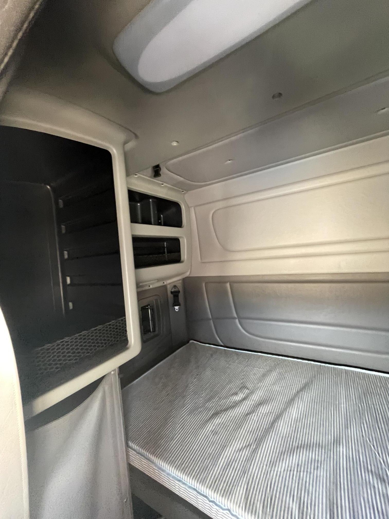 2008 PETERBILT 388 - Image 70