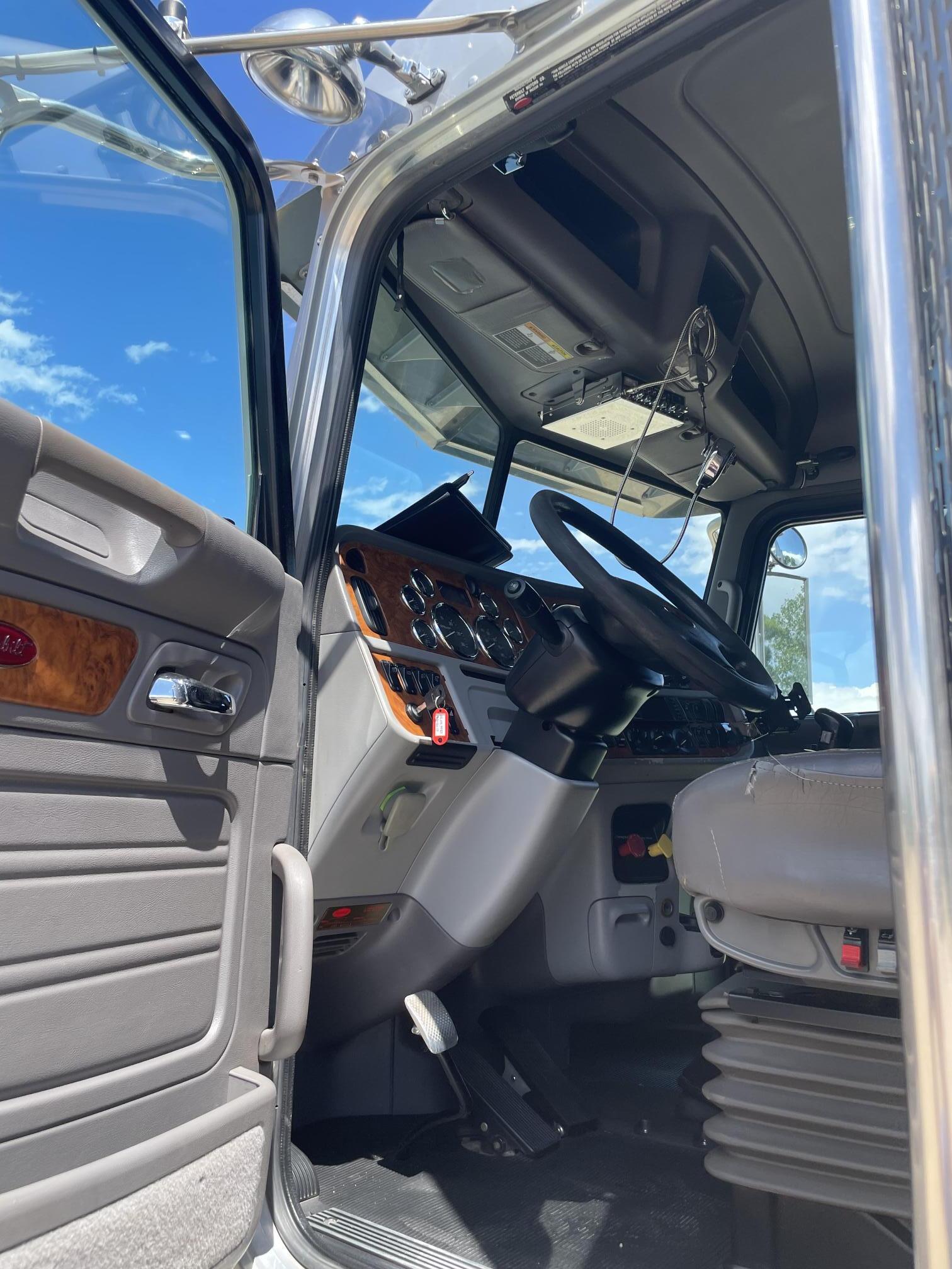 2008 PETERBILT 388 - Image 37