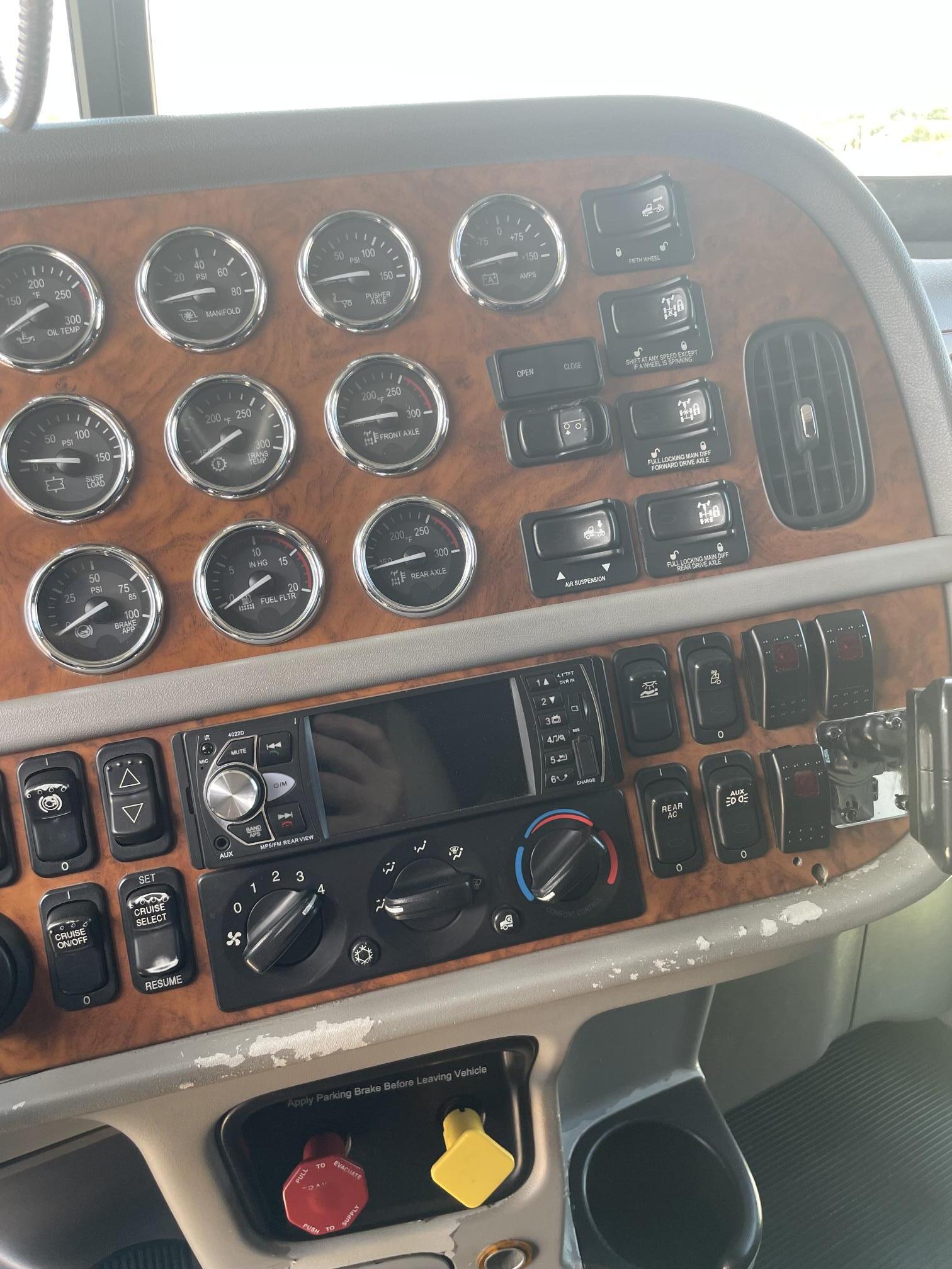 2008 PETERBILT 388 - Image 61