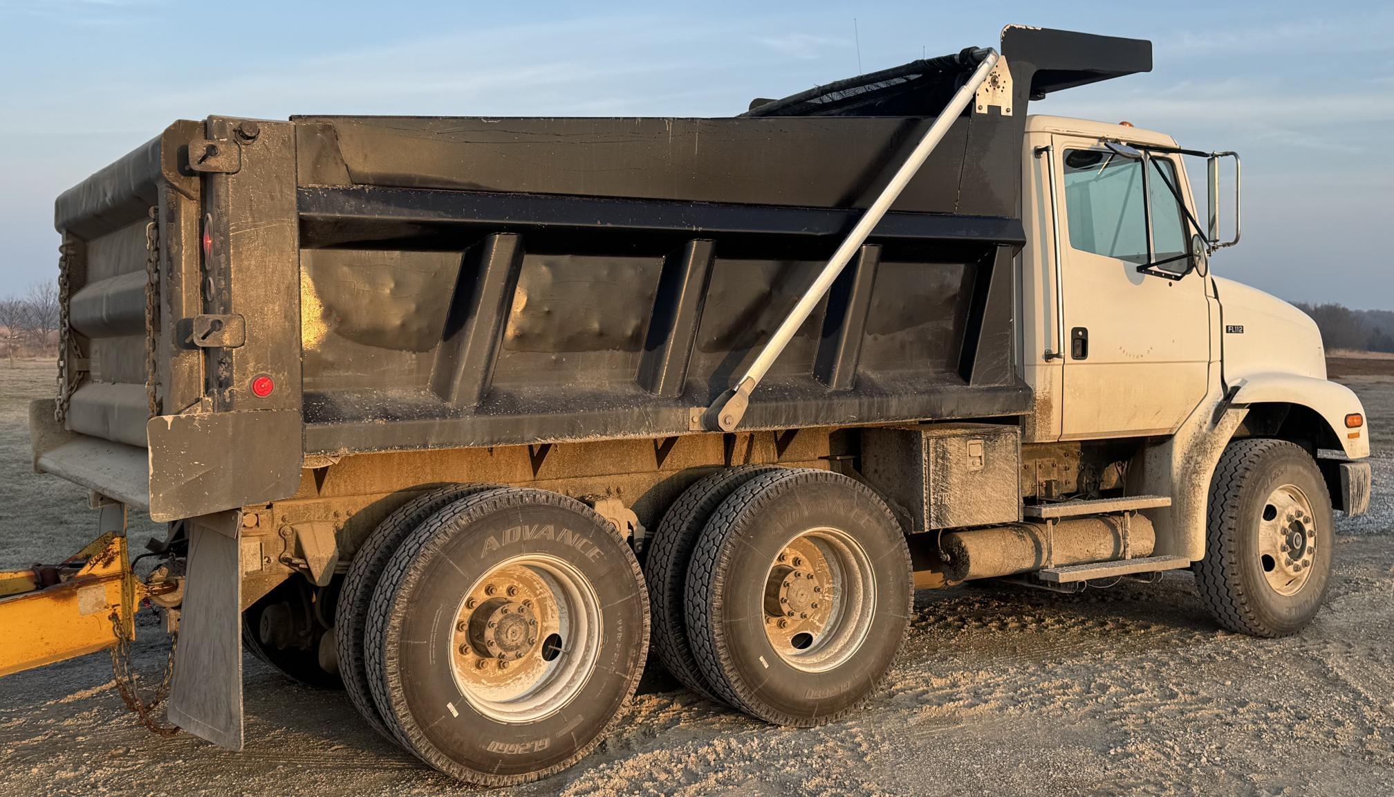 2004 FREIGHTLINER FL112 - Image 3