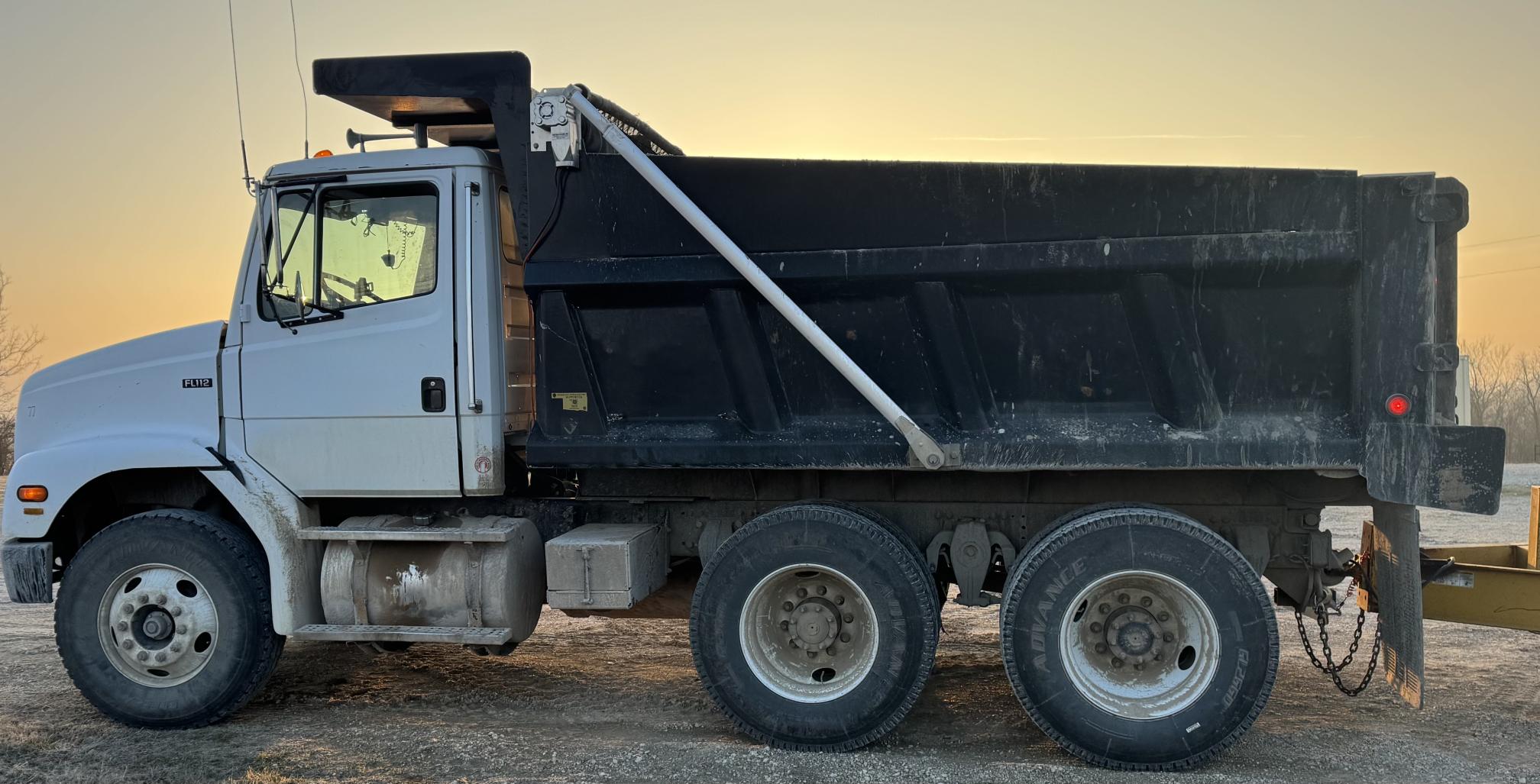 2004 FREIGHTLINER FL112 - view 7 of 33