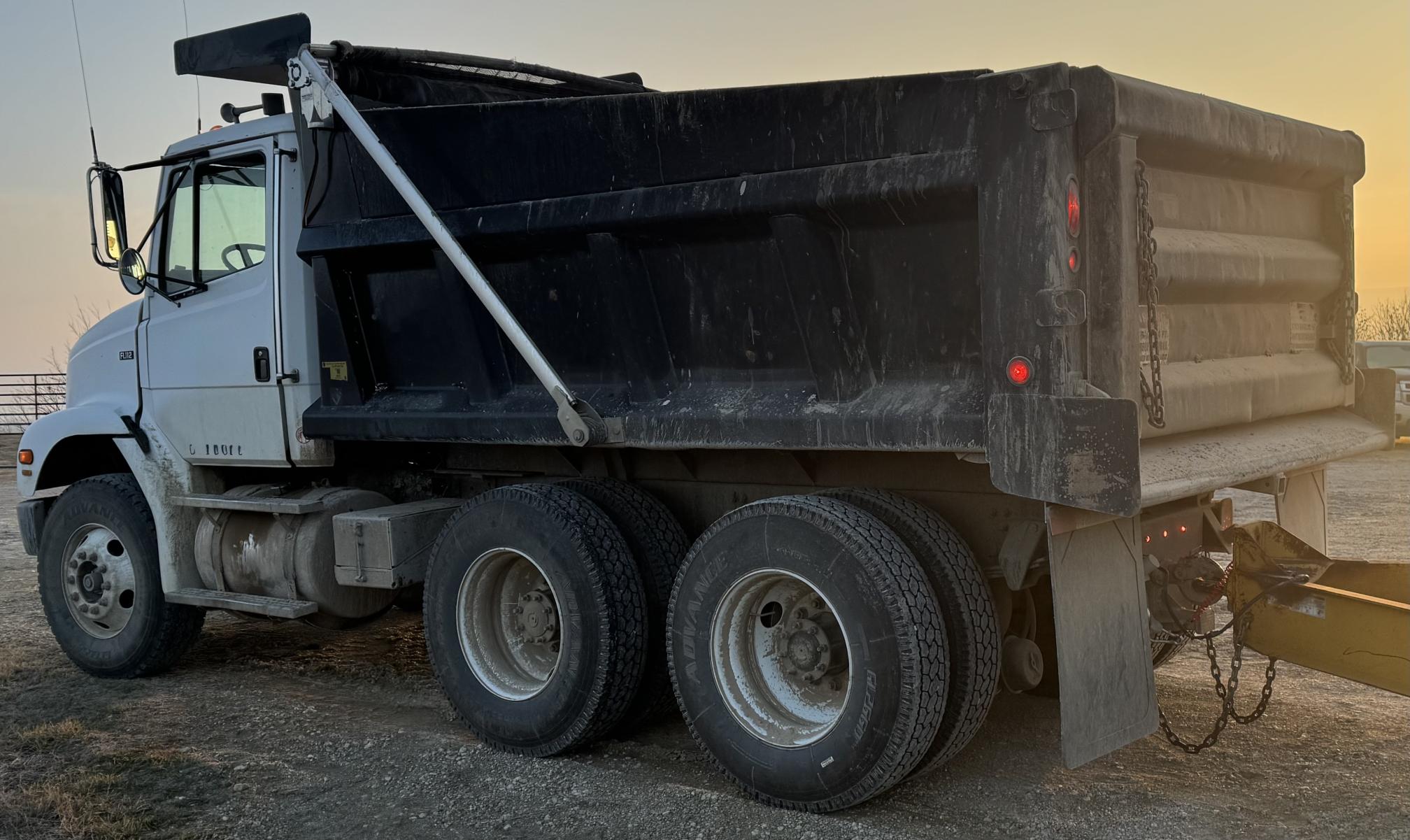 2004 FREIGHTLINER FL112 - Image 8