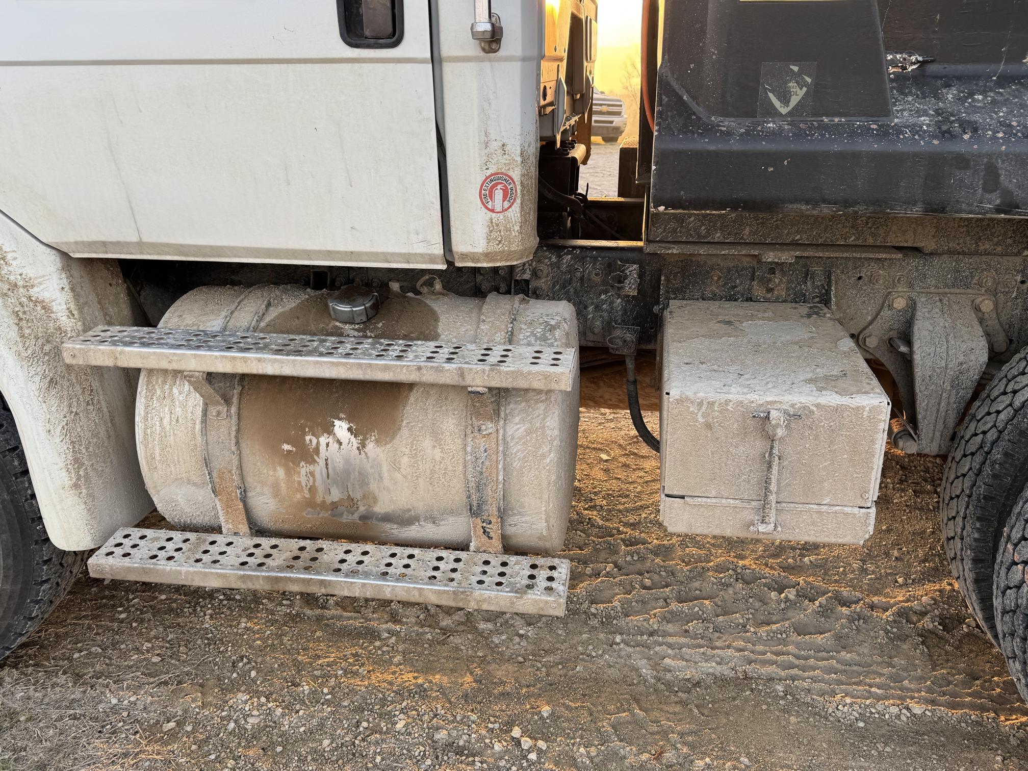 2004 FREIGHTLINER FL112 - Image 10