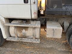 2004 FREIGHTLINER FL112 - Image 10