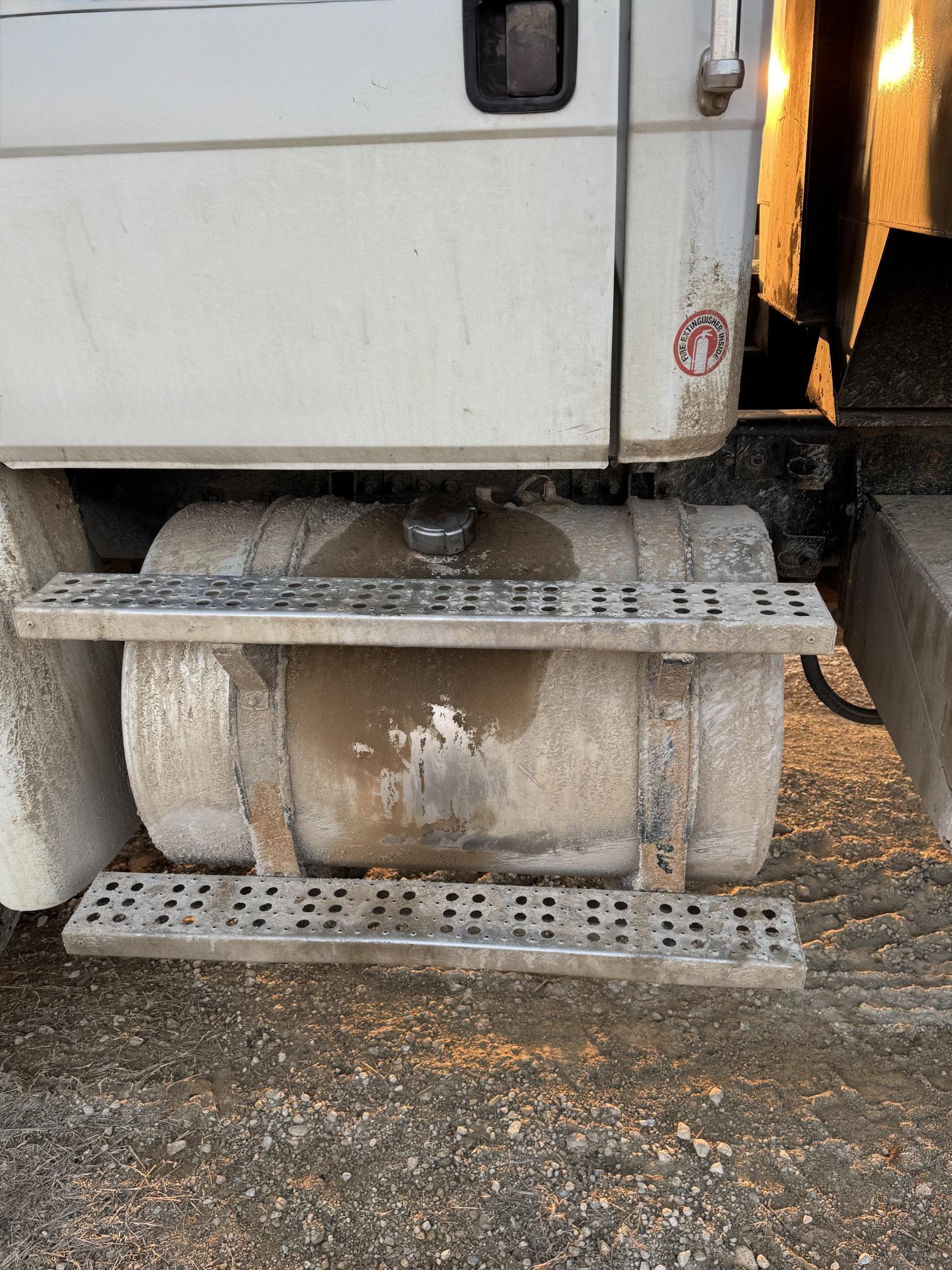 2004 FREIGHTLINER FL112 - Image 11