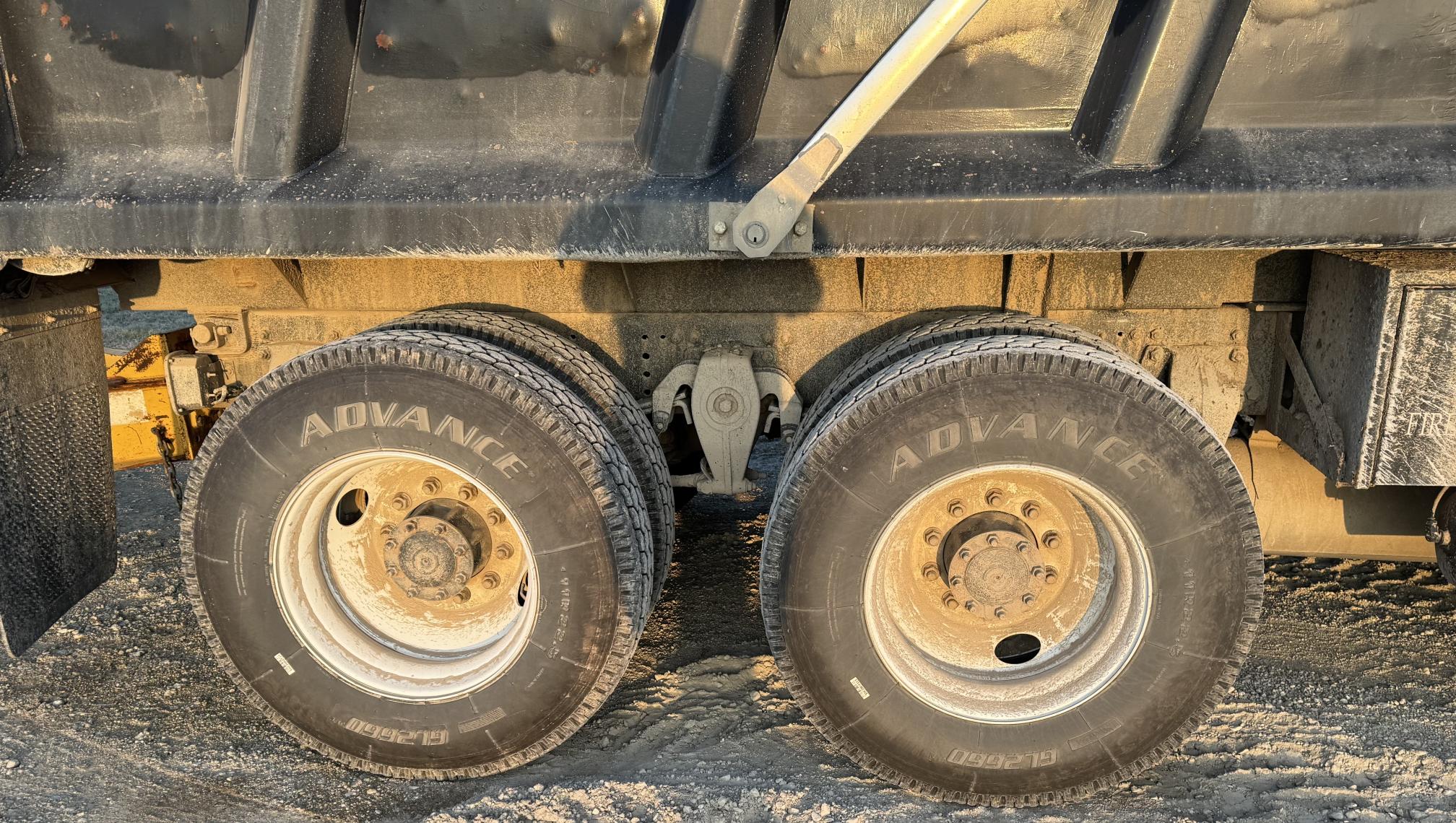 2004 FREIGHTLINER FL112 - view 17 of 33