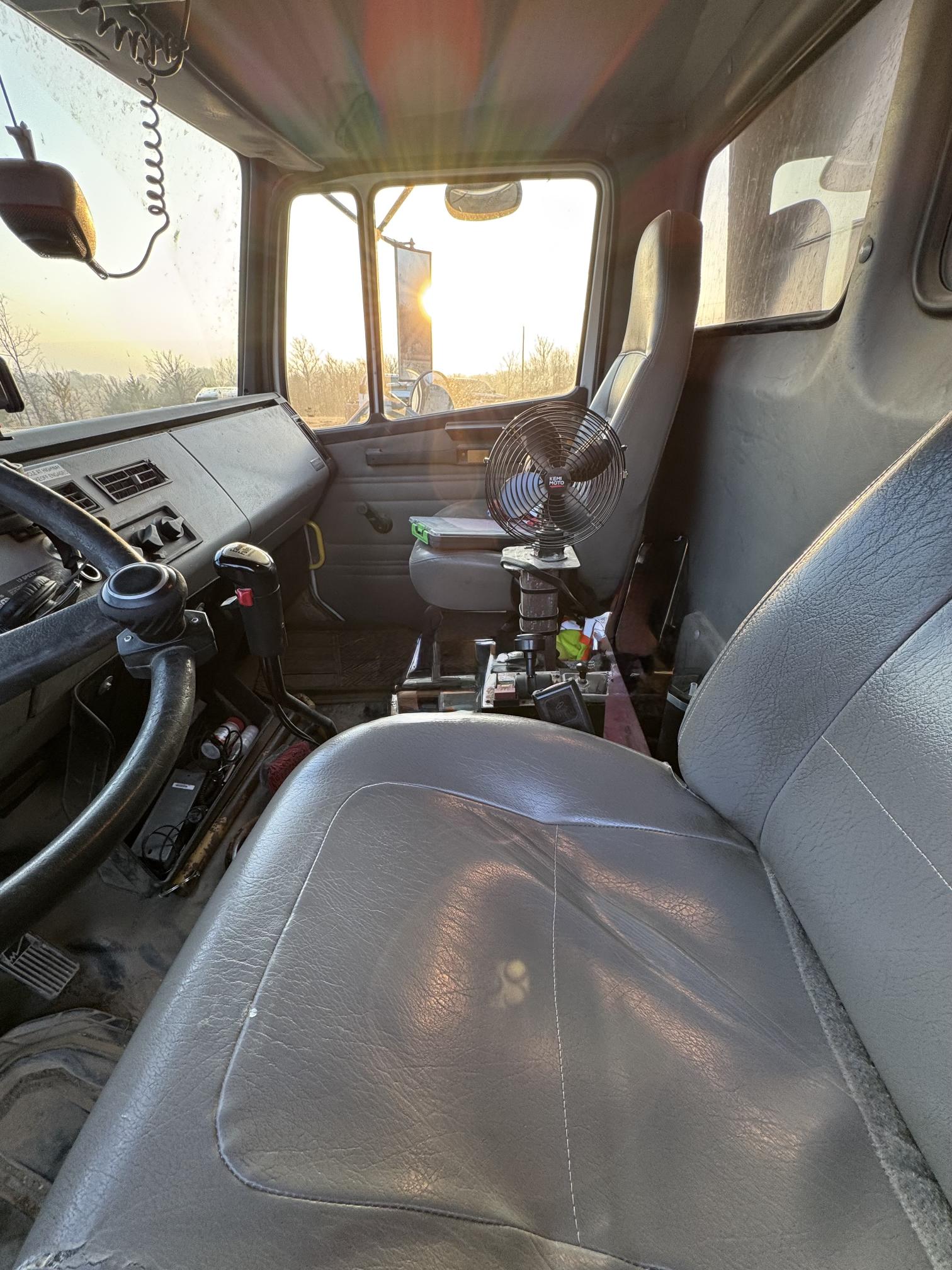 2004 FREIGHTLINER FL112 - Image 21