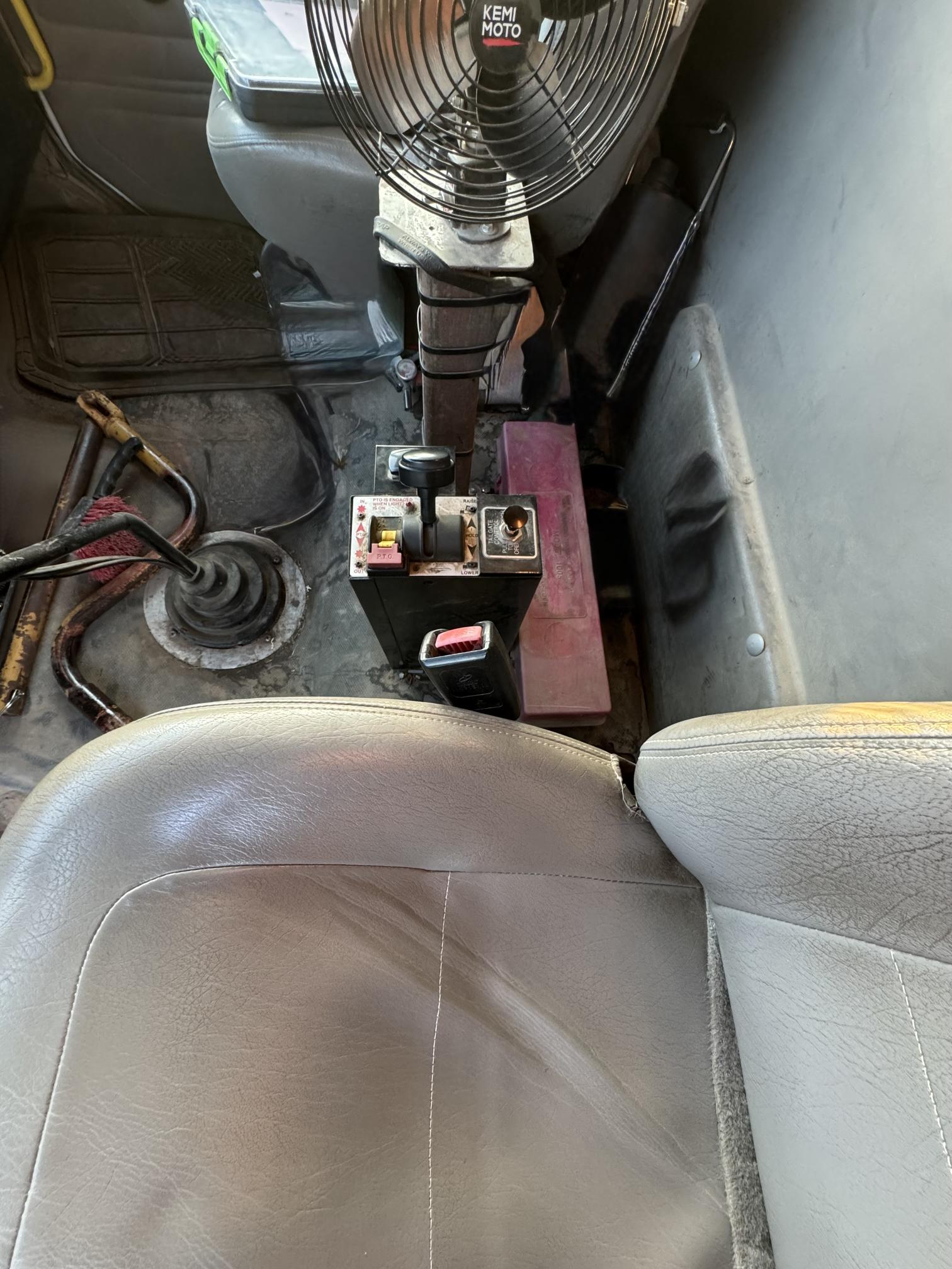 2004 FREIGHTLINER FL112 - Image 23